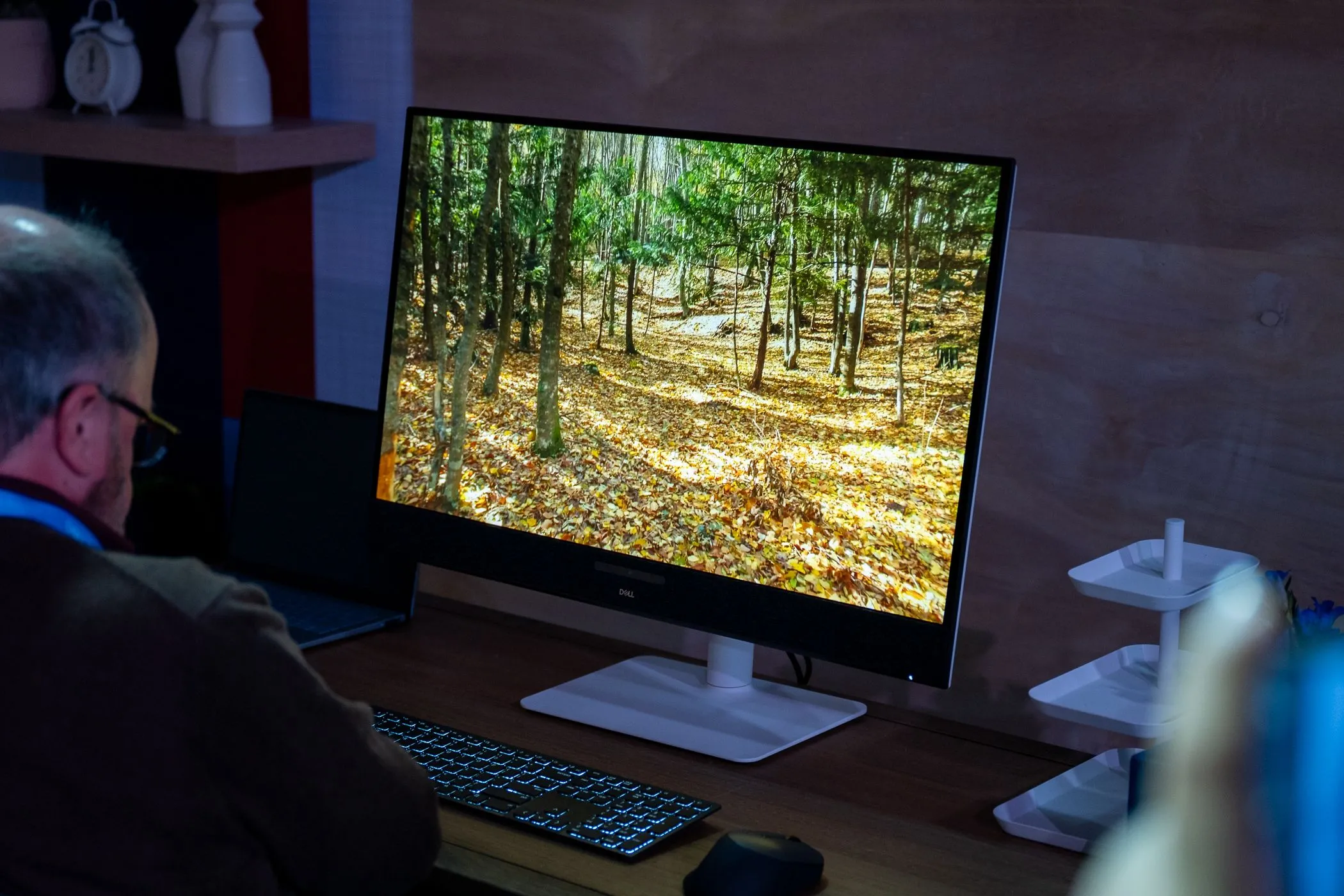 Màn hình Dell 32 Plus 4K QD-OLED với khả năng hiển thị màu sắc sống động.