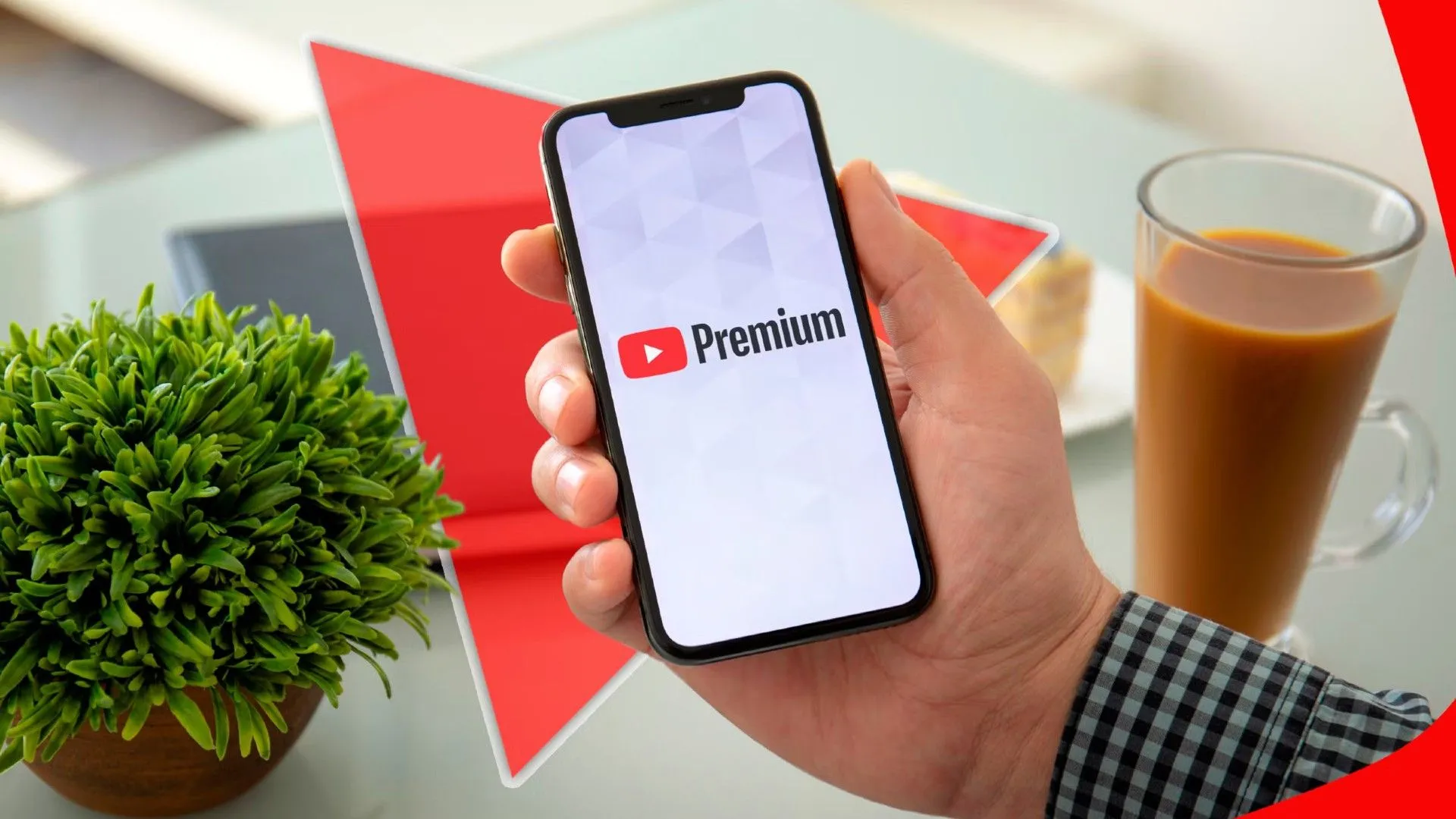 Màn hình điện thoại hiển thị logo YouTube Premium đang được sử dụng