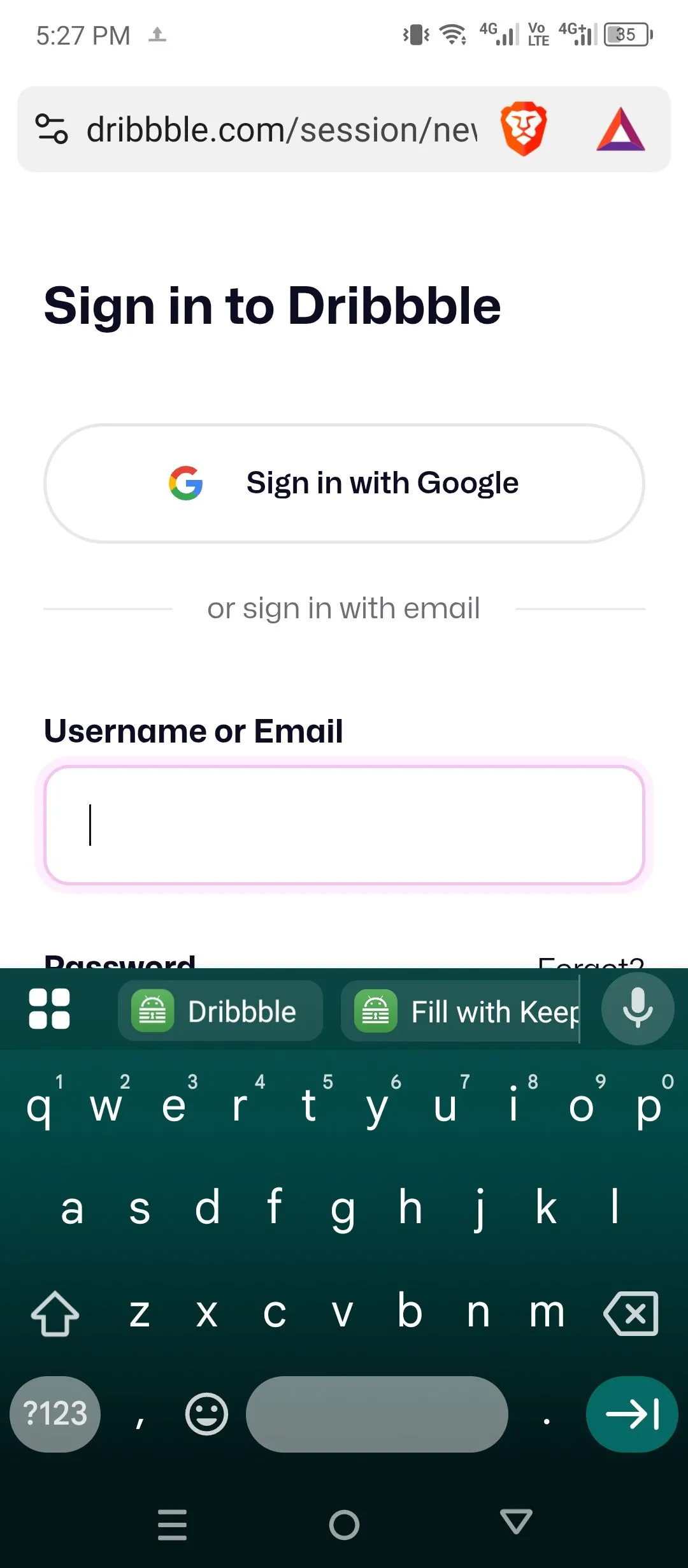 Màn hình điện thoại hiển thị tính năng tự động điền mật khẩu của KeePass2Android trên một trang web.