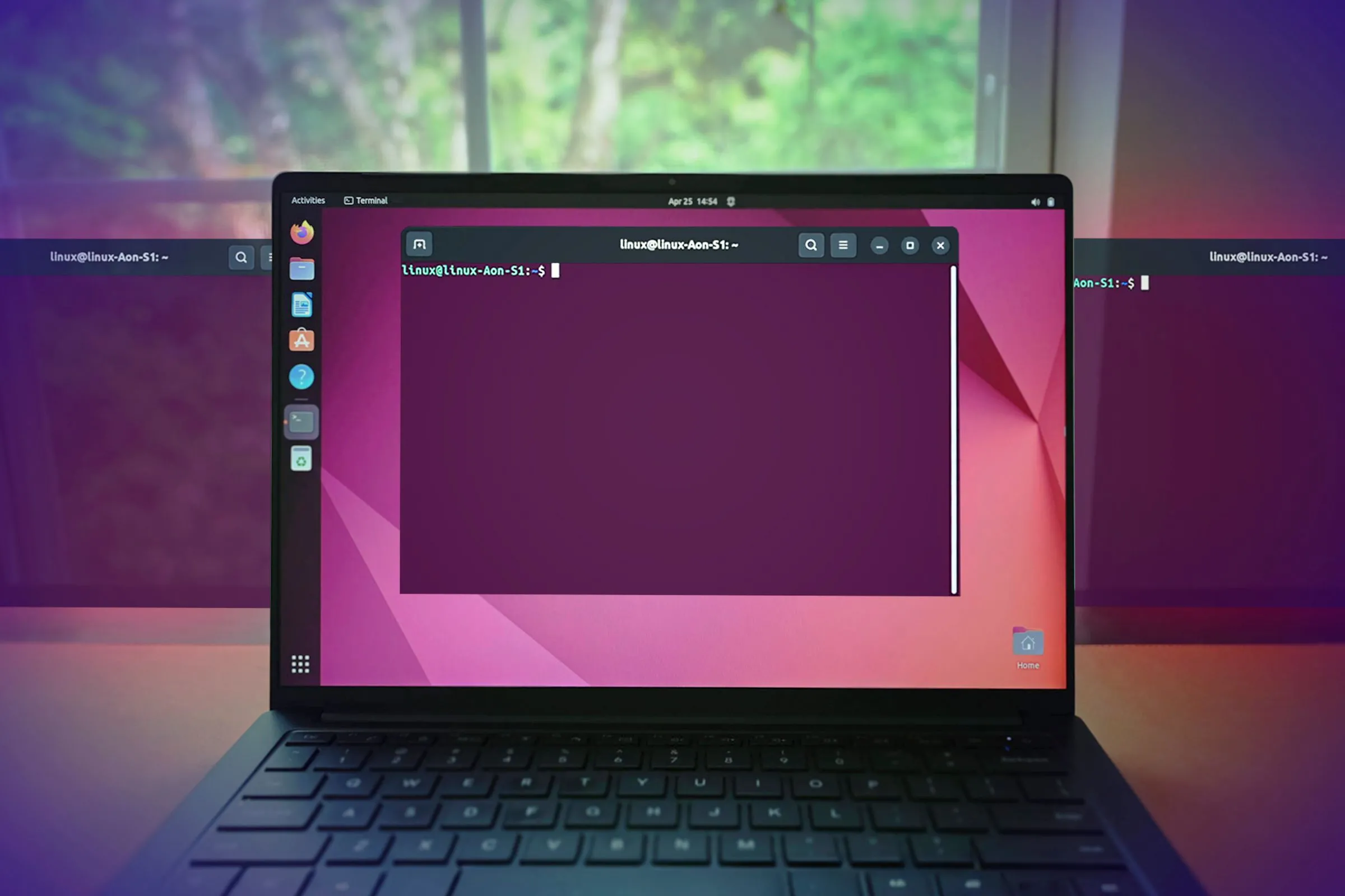 Màn hình laptop hiển thị giao diện Terminal Linux đang mở, minh họa môi trường làm việc quen thuộc