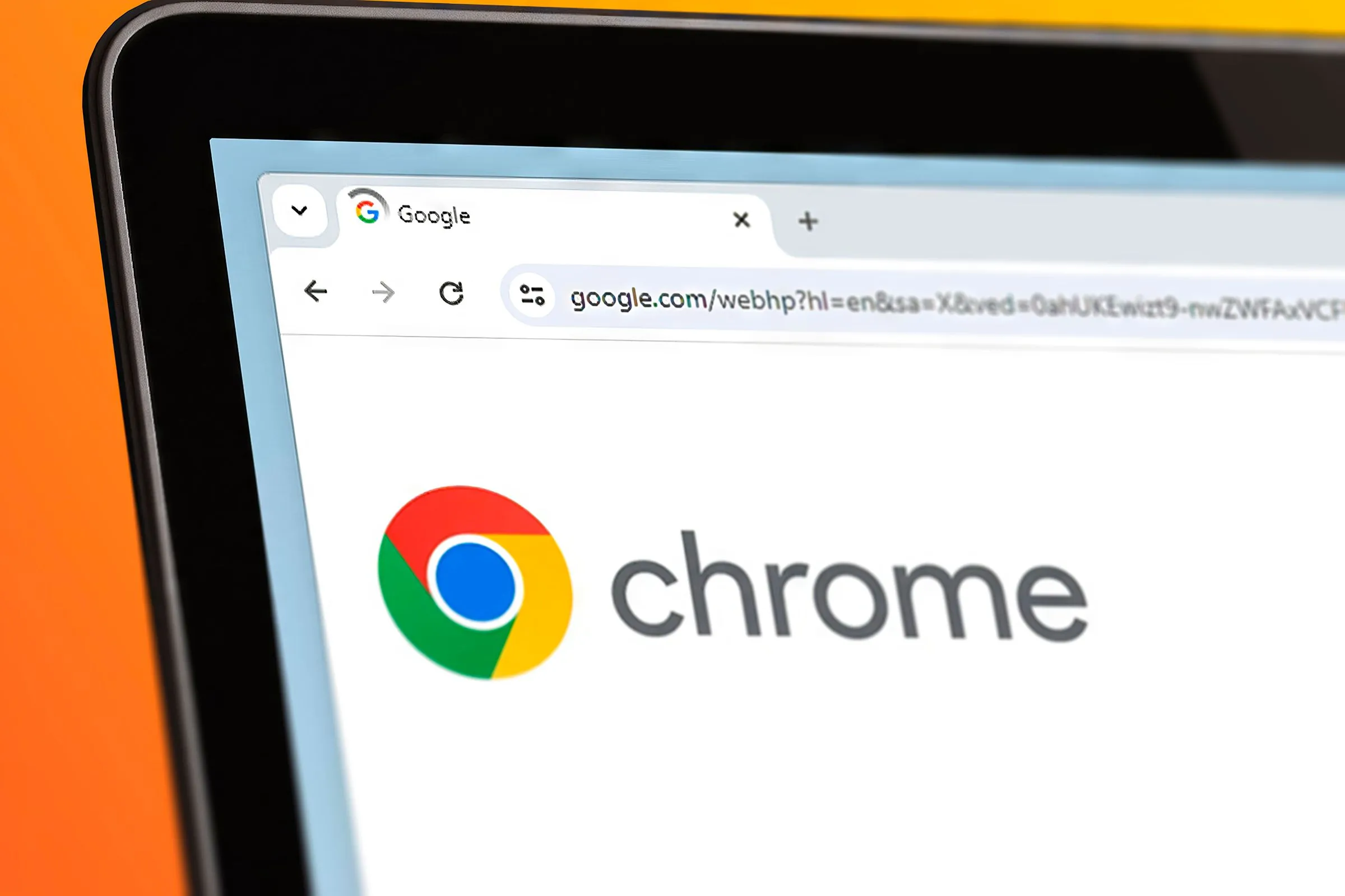 Màn hình laptop hiển thị trình duyệt Google Chrome đang tải lại trang