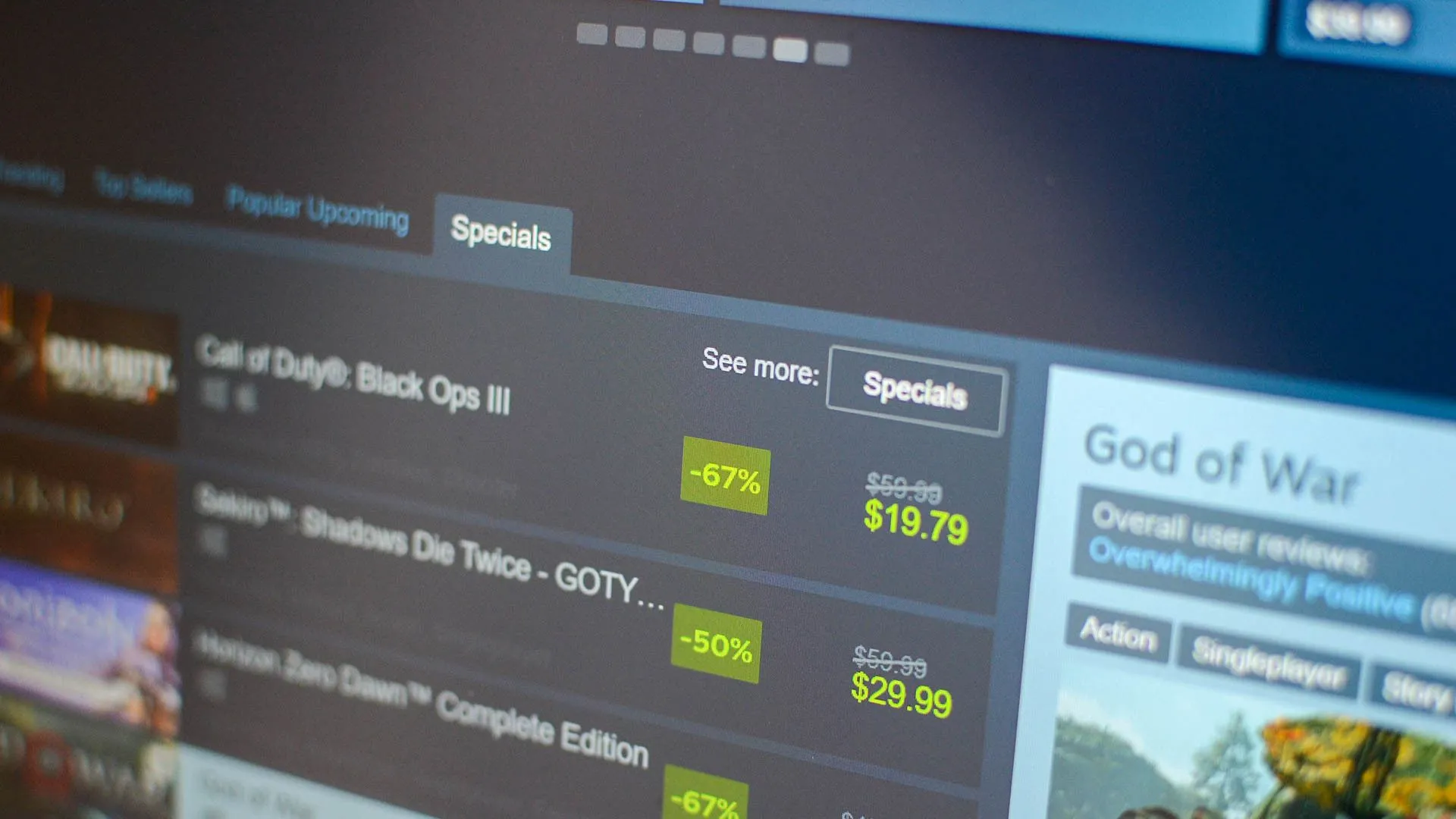 Màn hình máy tính hiển thị giao diện Steam với các chương trình giảm giá game hấp dẫn.