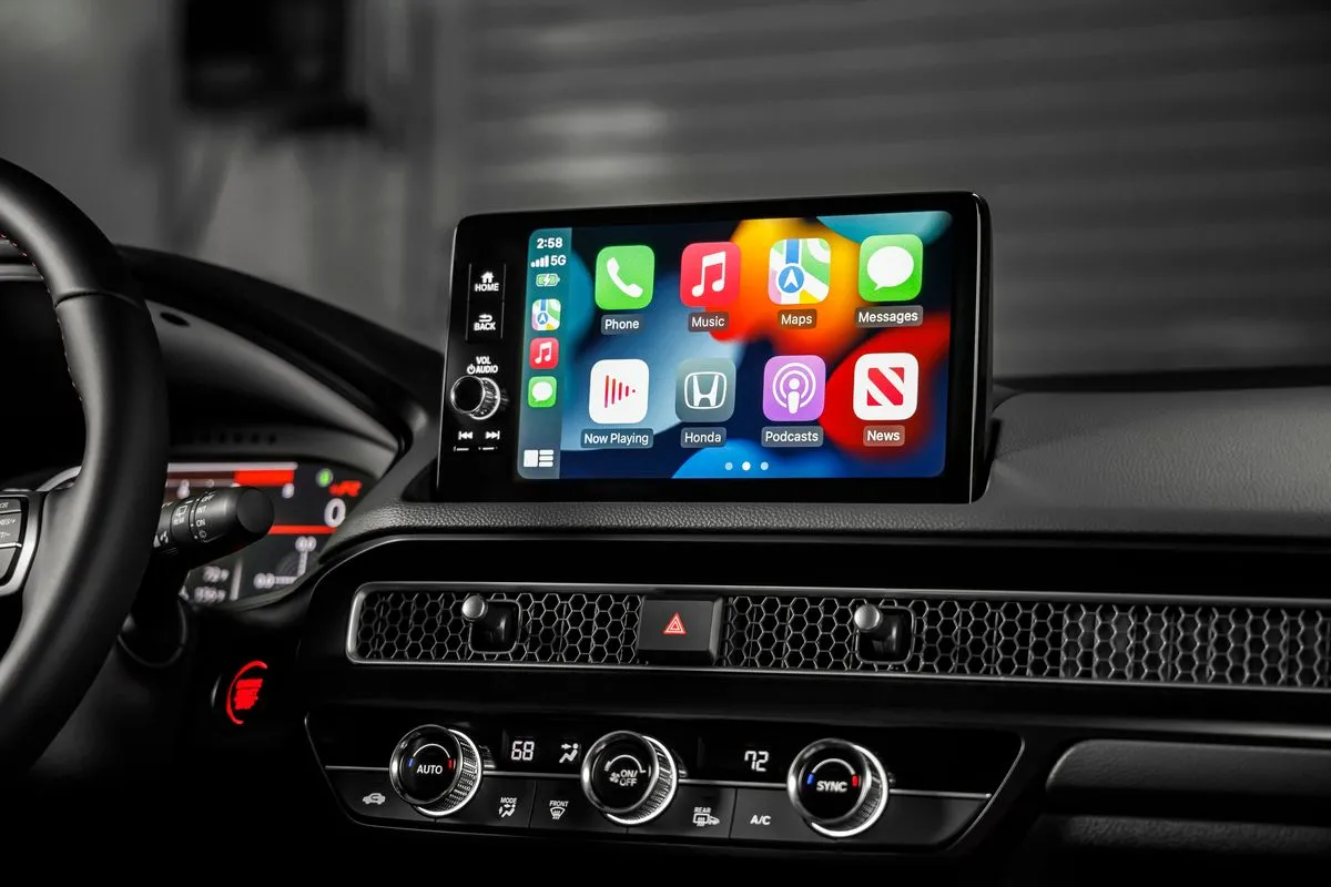 Màn hình thông tin giải trí trên xe Honda Civic Type-R 2023 hiển thị Apple CarPlay