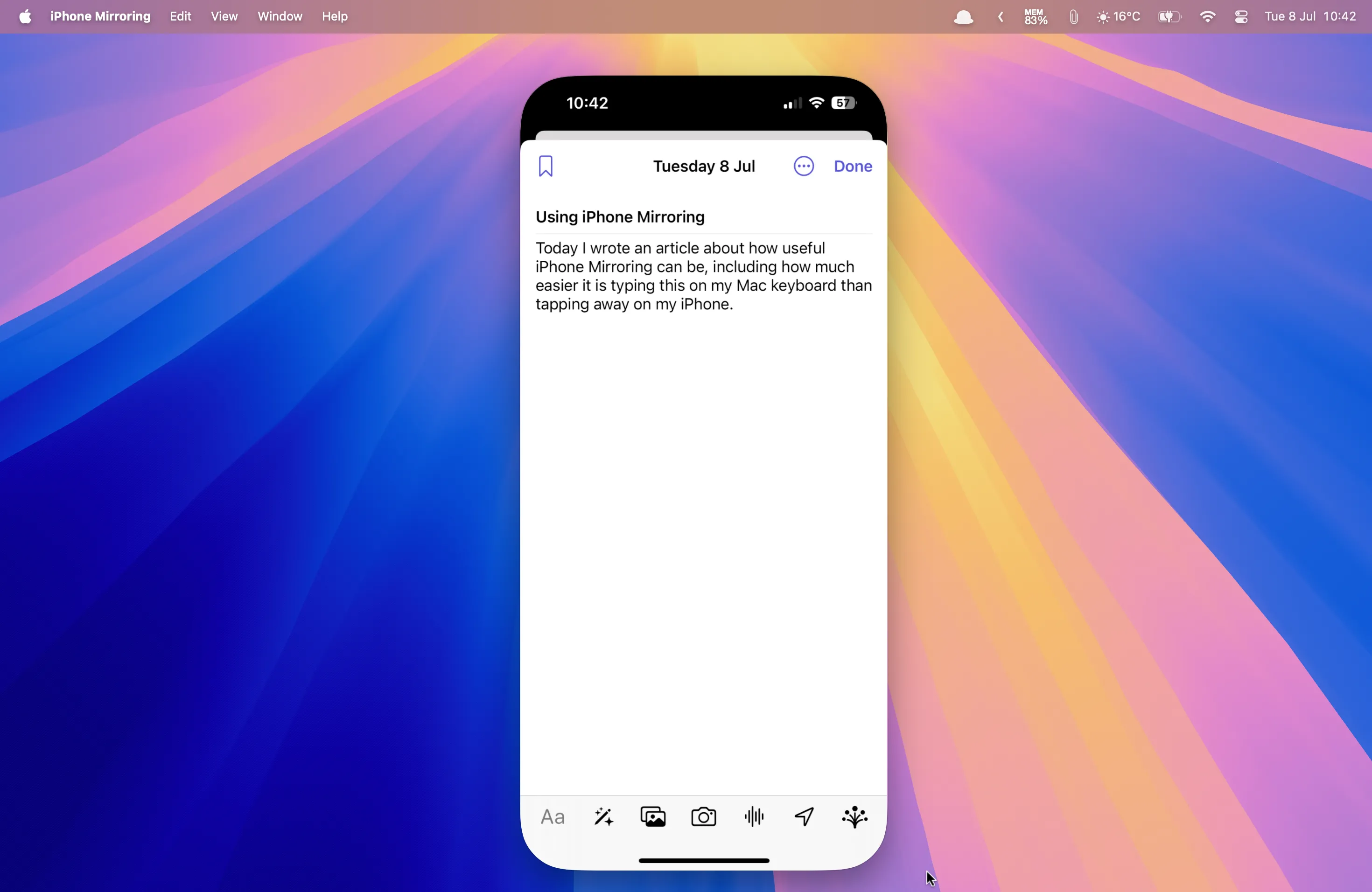 Màn hình ứng dụng Journal của Apple hiển thị trên iPhone Mirroring, gõ nội dung nhật ký bằng bàn phím Mac.