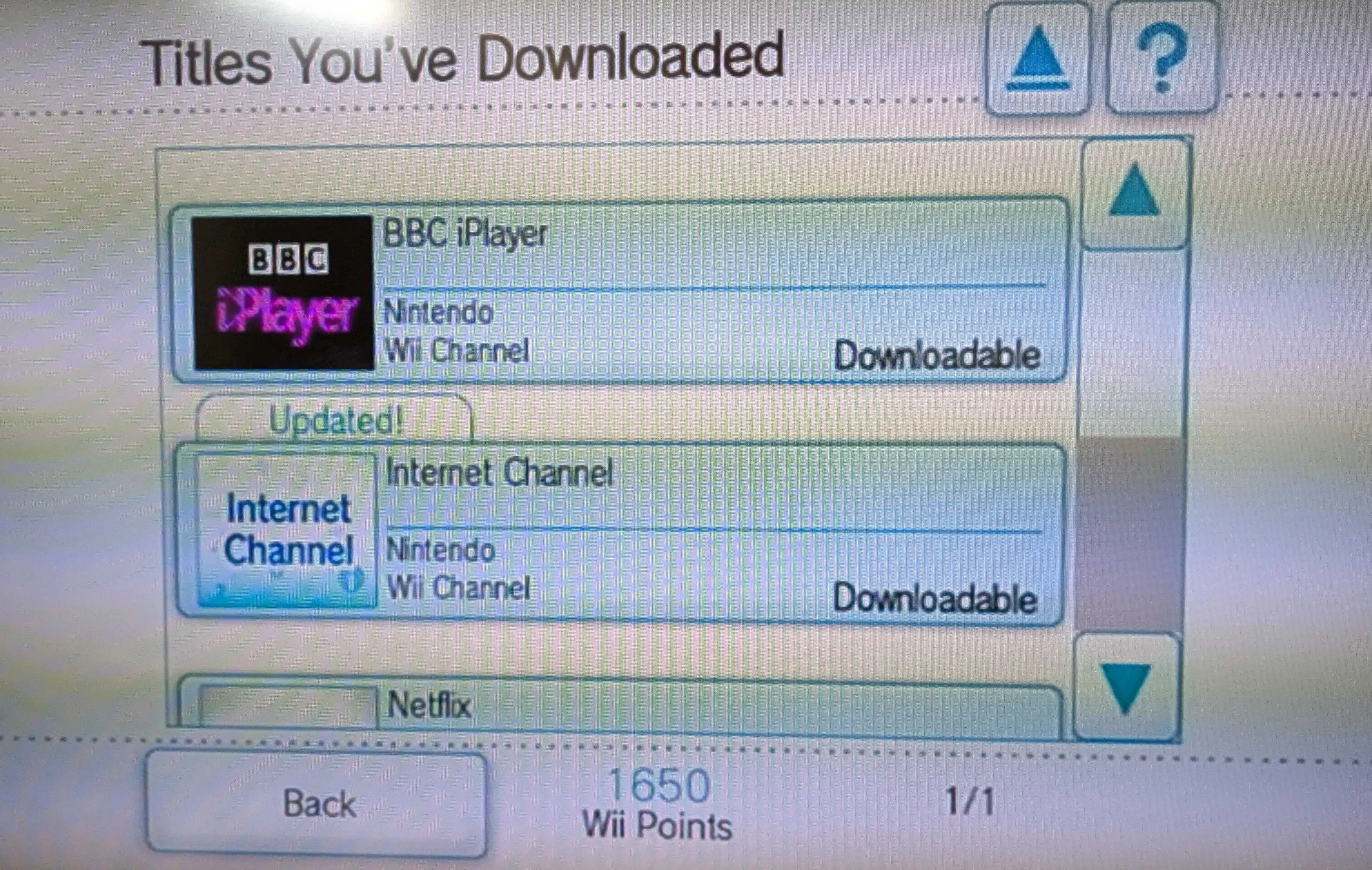 Màn hình Wii hiển thị danh sách các &quot;Tựa game đã tải xuống&quot;, bao gồm Kênh Internet và BBC iPlayer.