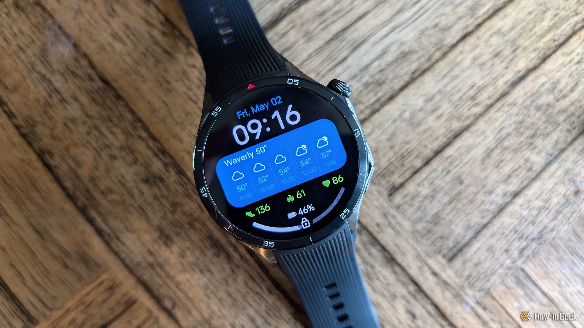 Mặt đồng hồ thông minh OnePlus Watch 3 với dây đeo màu cam
