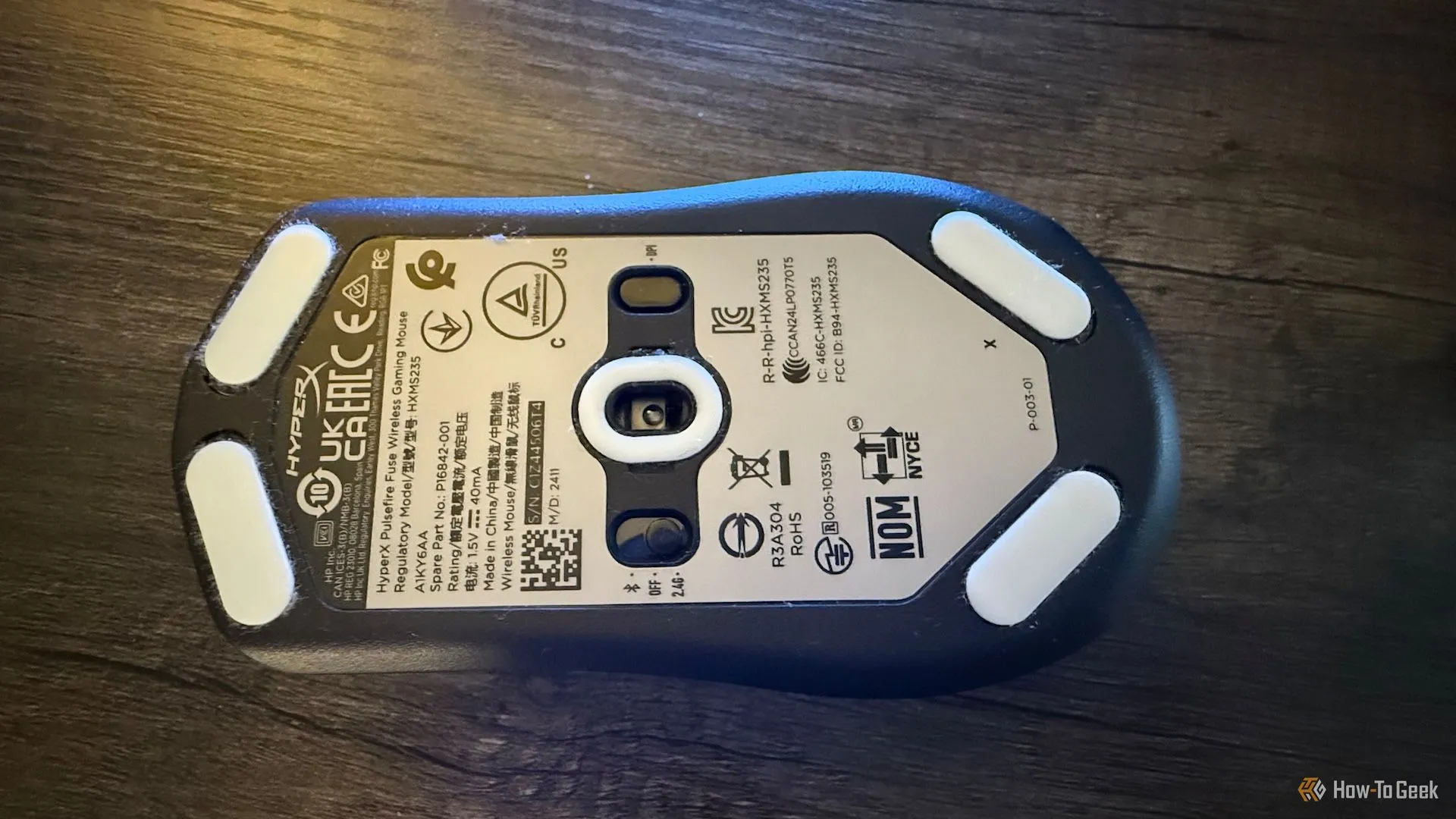 Mặt dưới của chuột gaming HyperX Pulsefire Fuse, hiển thị feet chuột và cảm biến.