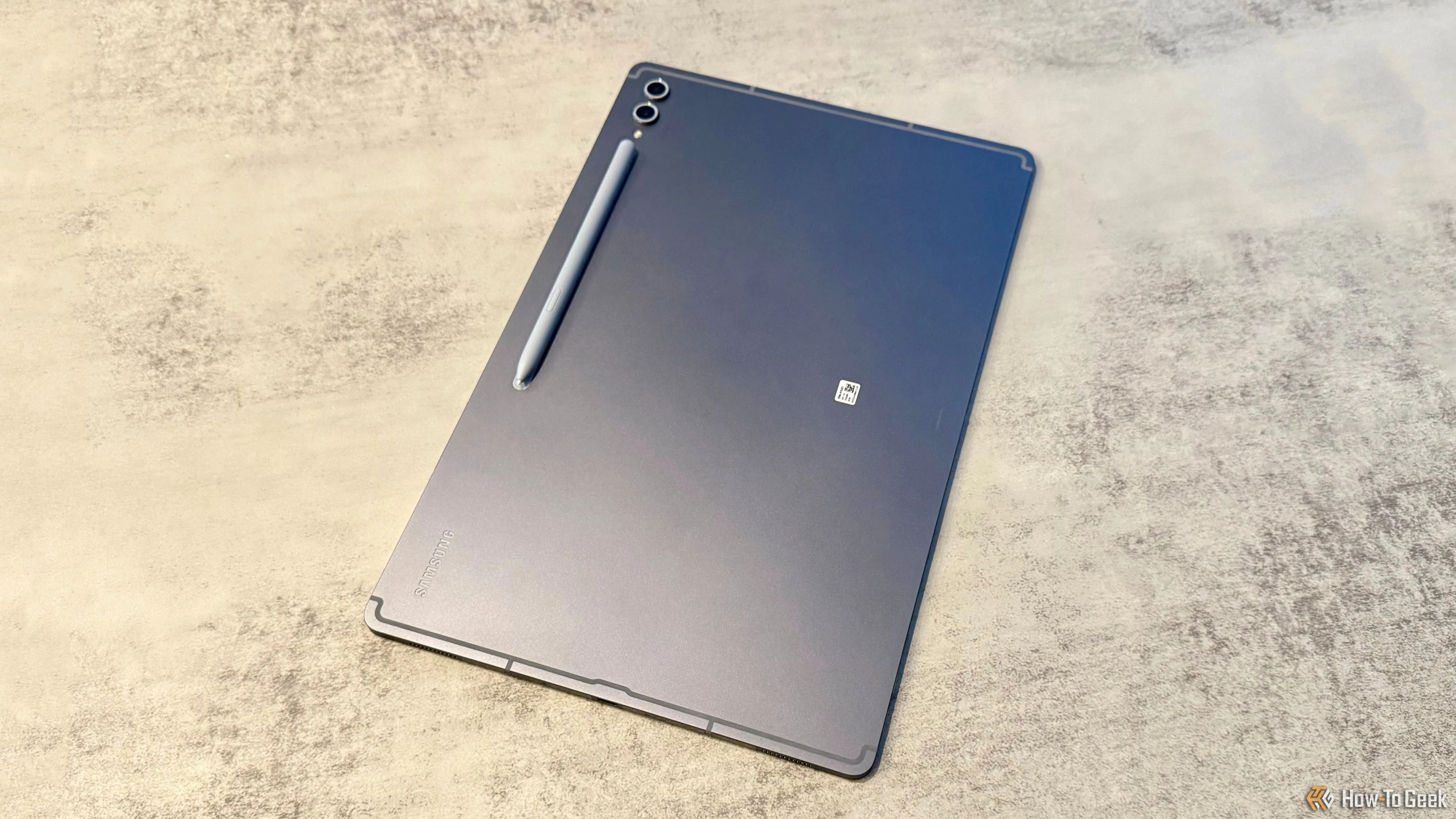 Mặt lưng của Samsung Galaxy Tab S10 Ultra với S Pen đang gắn trên khay sạc từ tính
