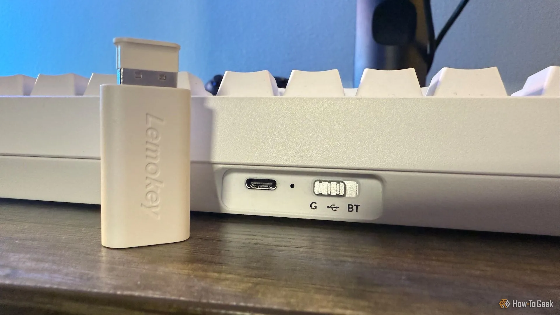 Mặt sau bàn phím Lemokey P1 HE với công tắc chế độ kết nối và adapter 2.4 GHz