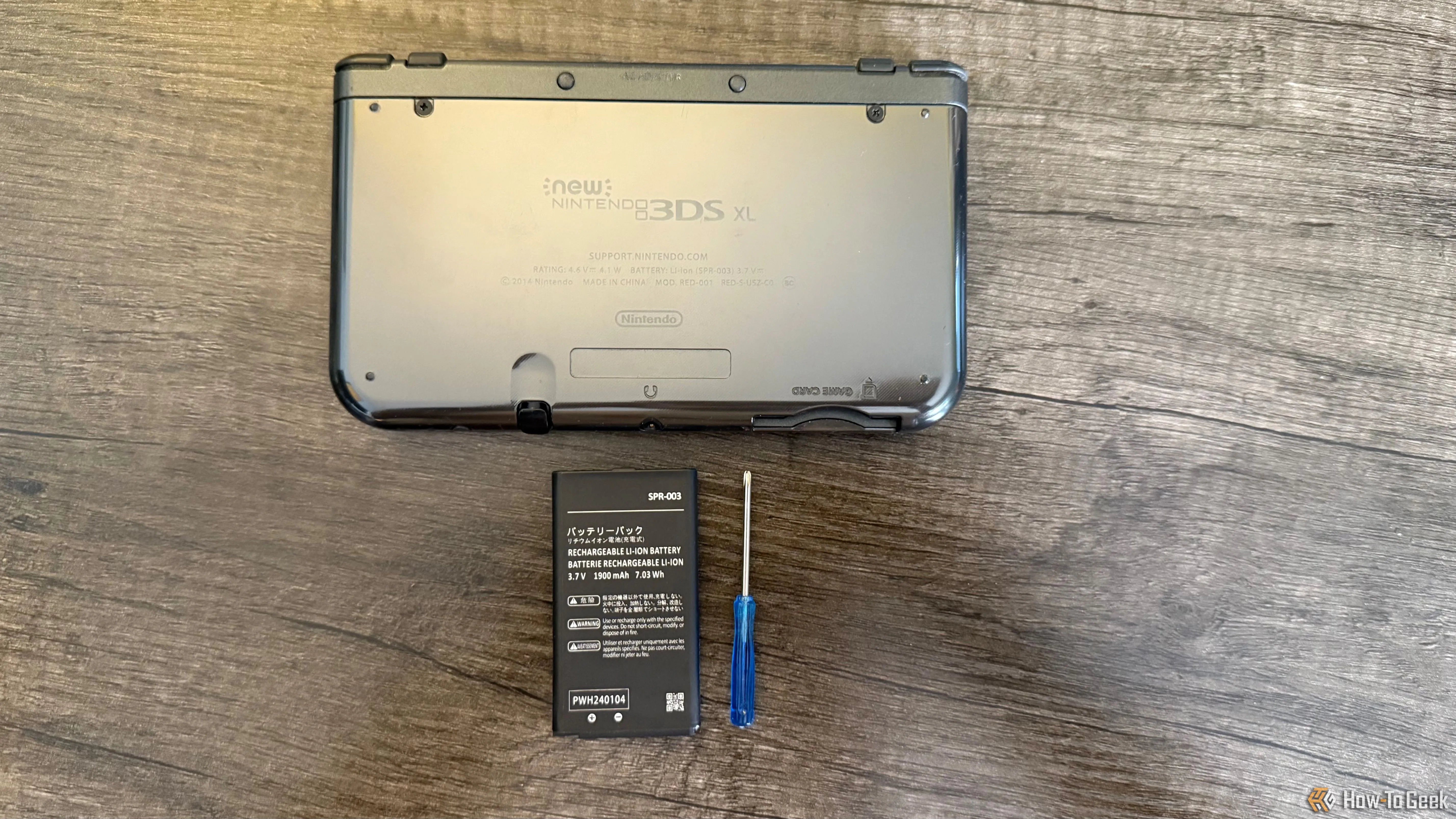 Mặt sau New Nintendo 3DS XL với pin thay thế và tua vít