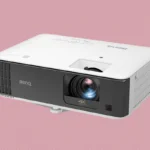 Máy chiếu chơi game 4K BenQ TK700STi đặt trên bàn, chiếu hình ảnh sắc nét