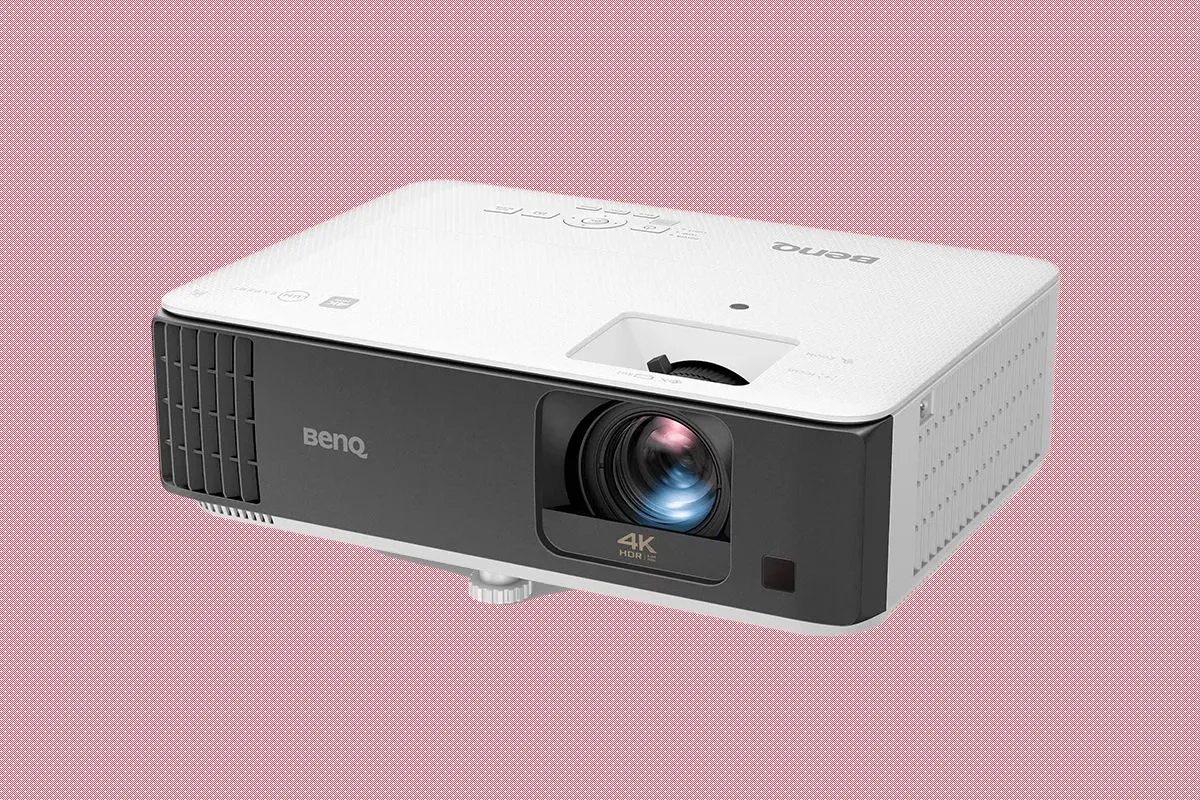 Máy chiếu chơi game 4K BenQ TK700STi đặt trên bàn, chiếu hình ảnh sắc nét