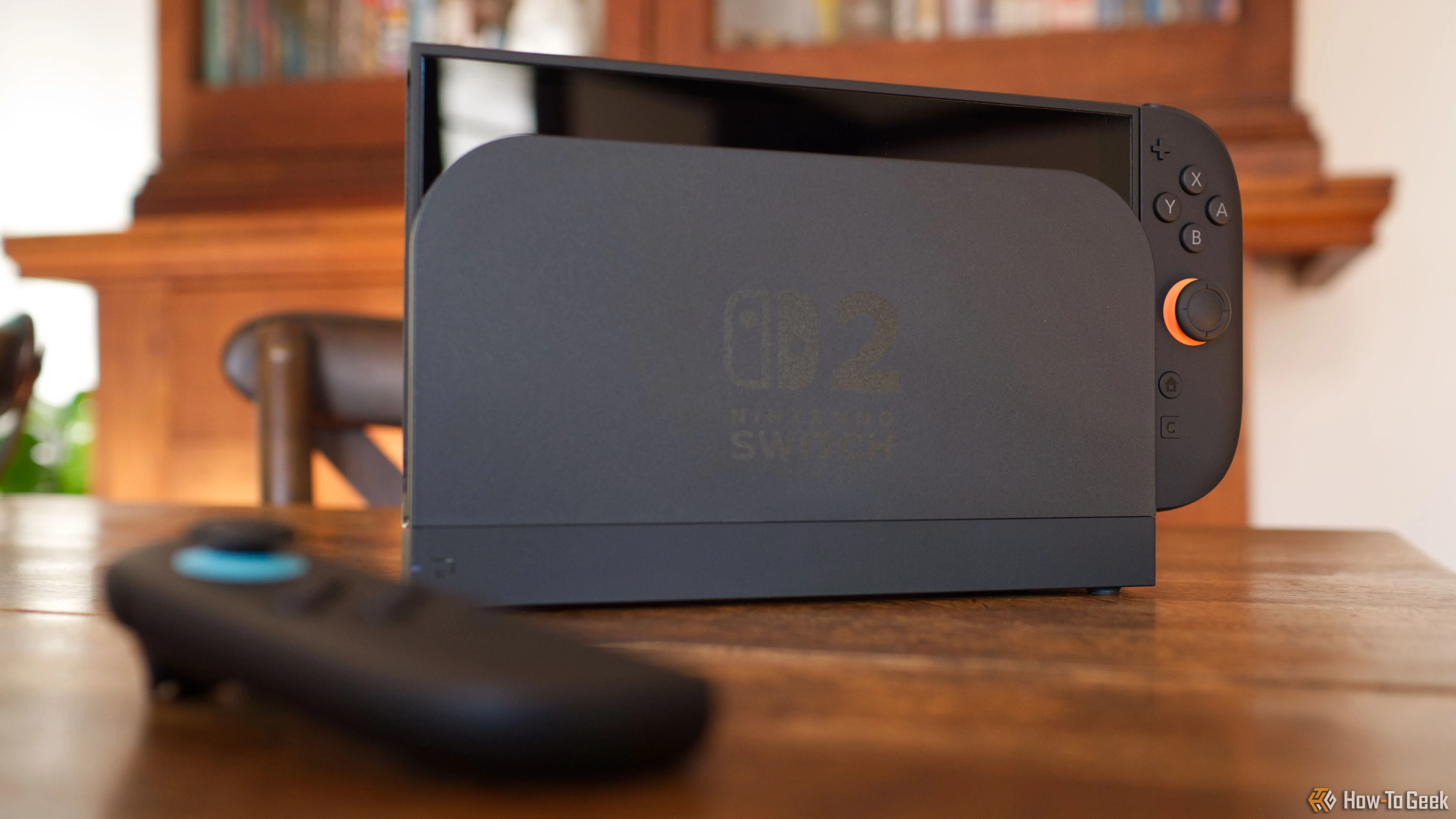 Máy chơi game Nintendo Switch 2 với một tay cầm Joy-Con đã tháo rời