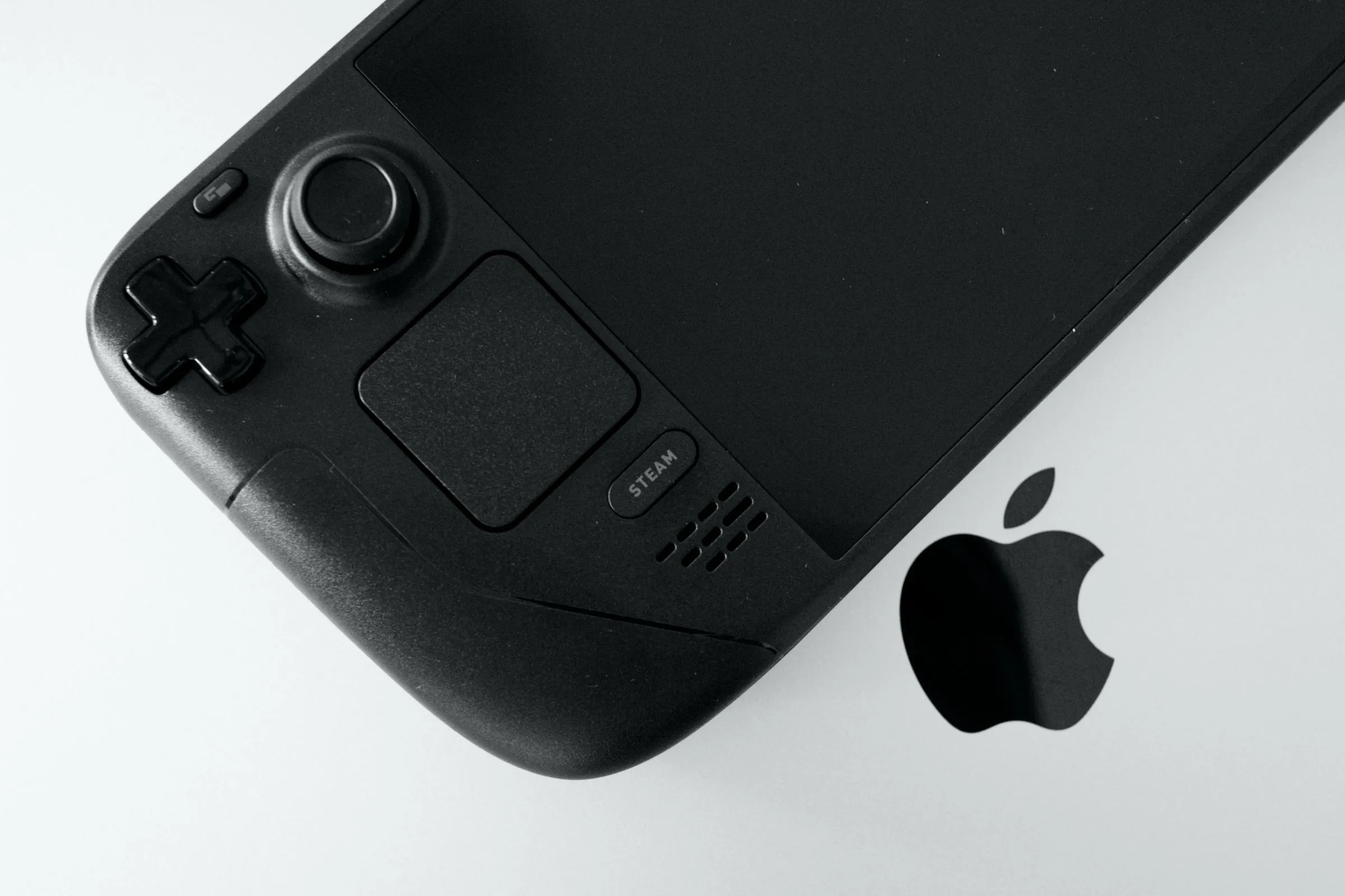 Máy chơi game Steam Deck OLED đặt cạnh MacBook Pro trong chế độ Desktop