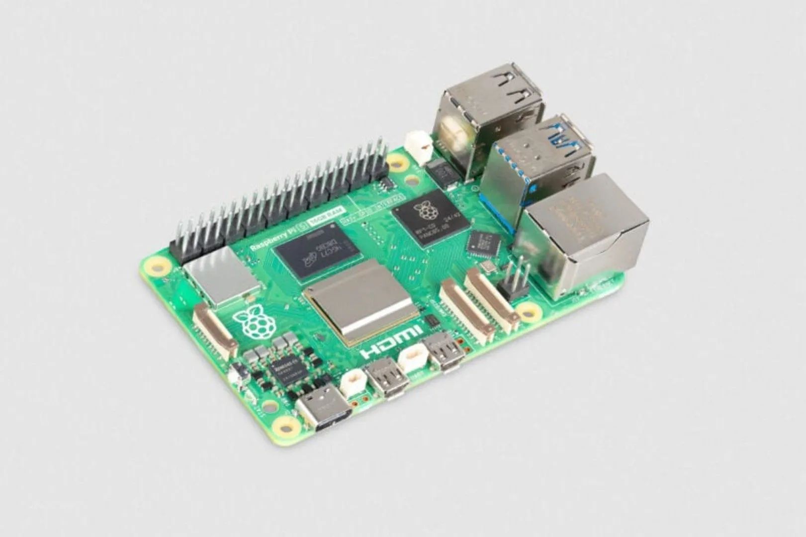 Máy tính bảng đơn Raspberry Pi 5 B 16GB trên nền xám, một thiết bị phổ biến để chạy Home Assistant cục bộ cho nhà thông minh.