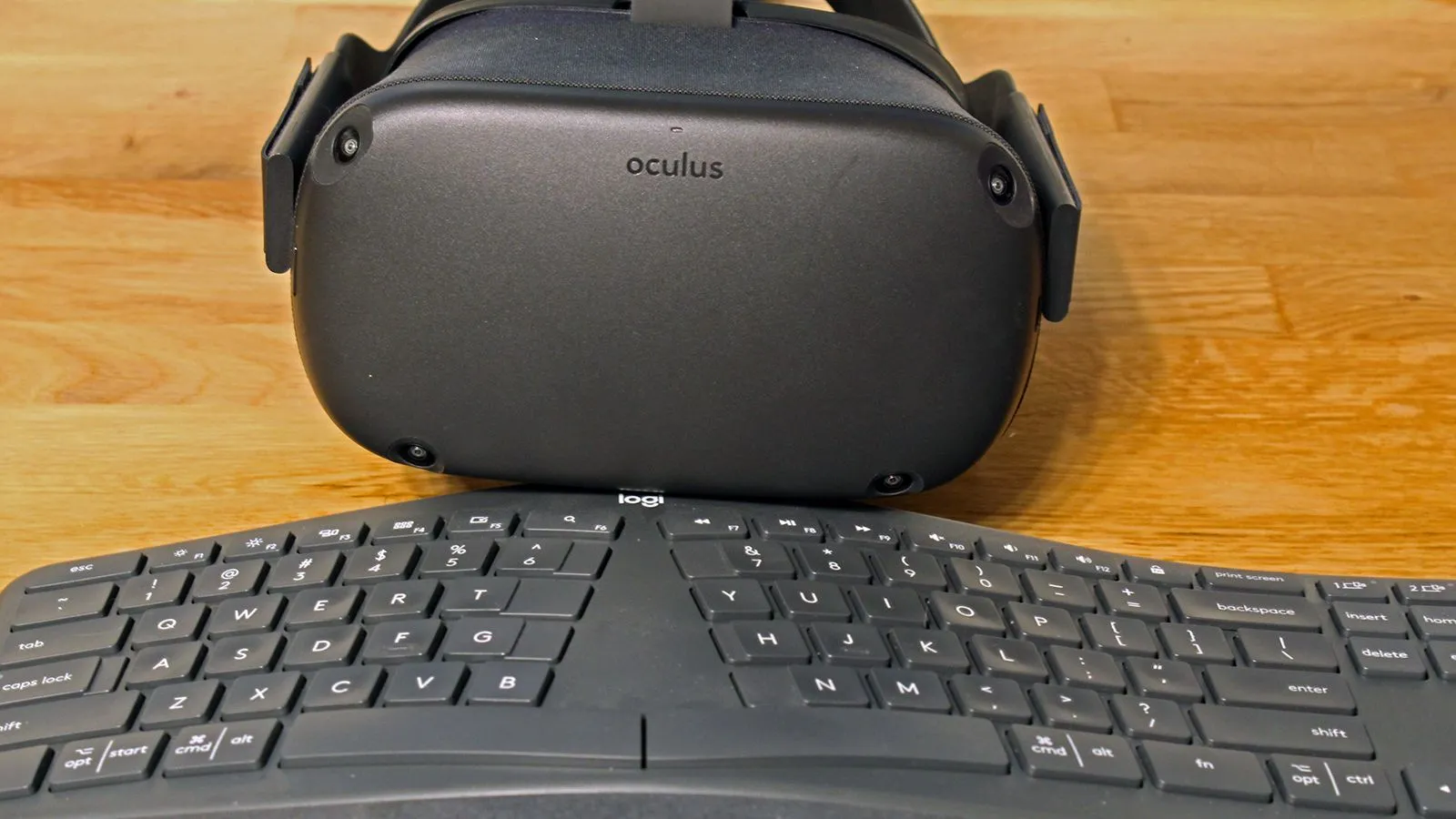 Mô tả thực tế ảo Oculus với người dùng đang tương tác, thể hiện tiềm năng Kinect trong phát triển VR.