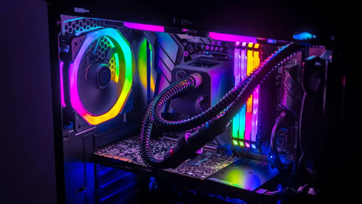 Một bộ máy tính chơi game với hệ thống chiếu sáng RGB bắt mắt, tượng trưng cho trải nghiệm chơi game cao cấp.