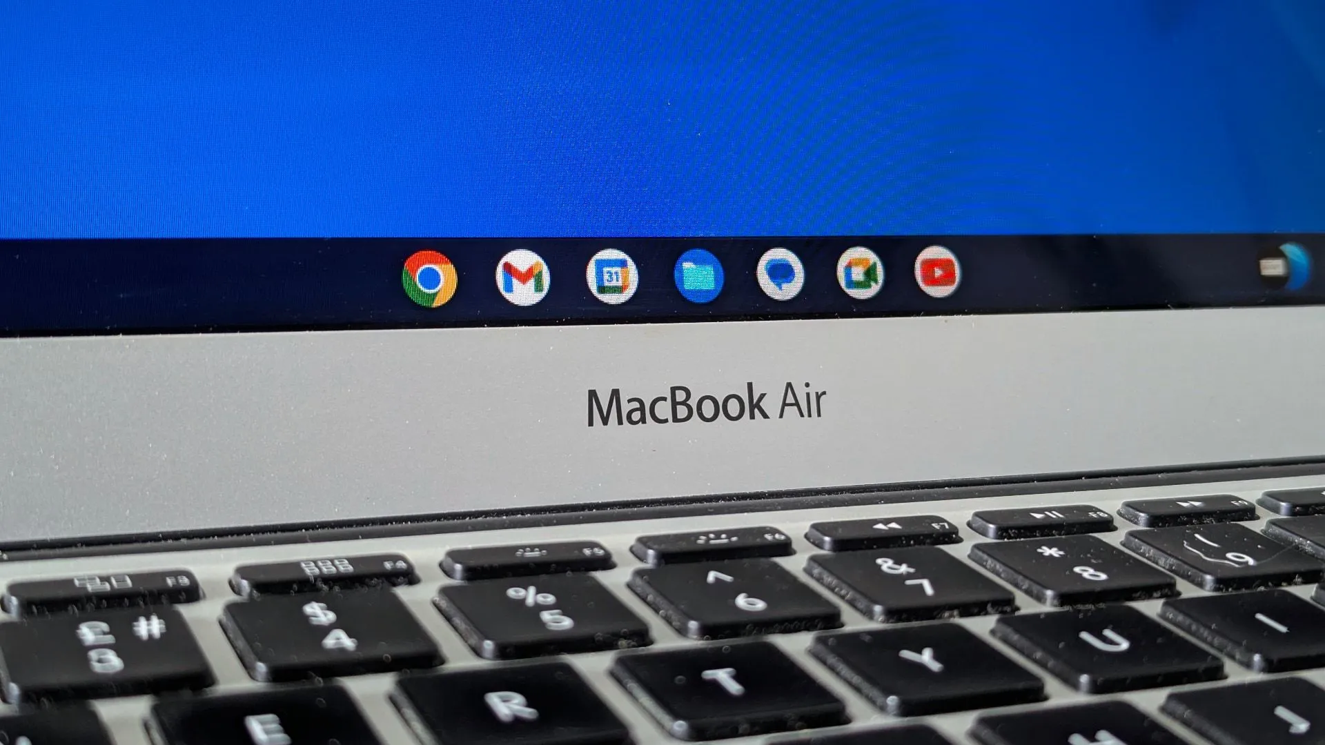 Một chiếc MacBook Air cũ đang chạy hệ điều hành ChromeOS Flex, minh họa khả năng tái sử dụng laptop đã hết hỗ trợ.