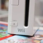 Một chiếc máy chơi game Nintendo Wii màu trắng, biểu tượng của thời kỳ vấn nạn shovelware tràn lan trên nền tảng trực tuyến của Nintendo.