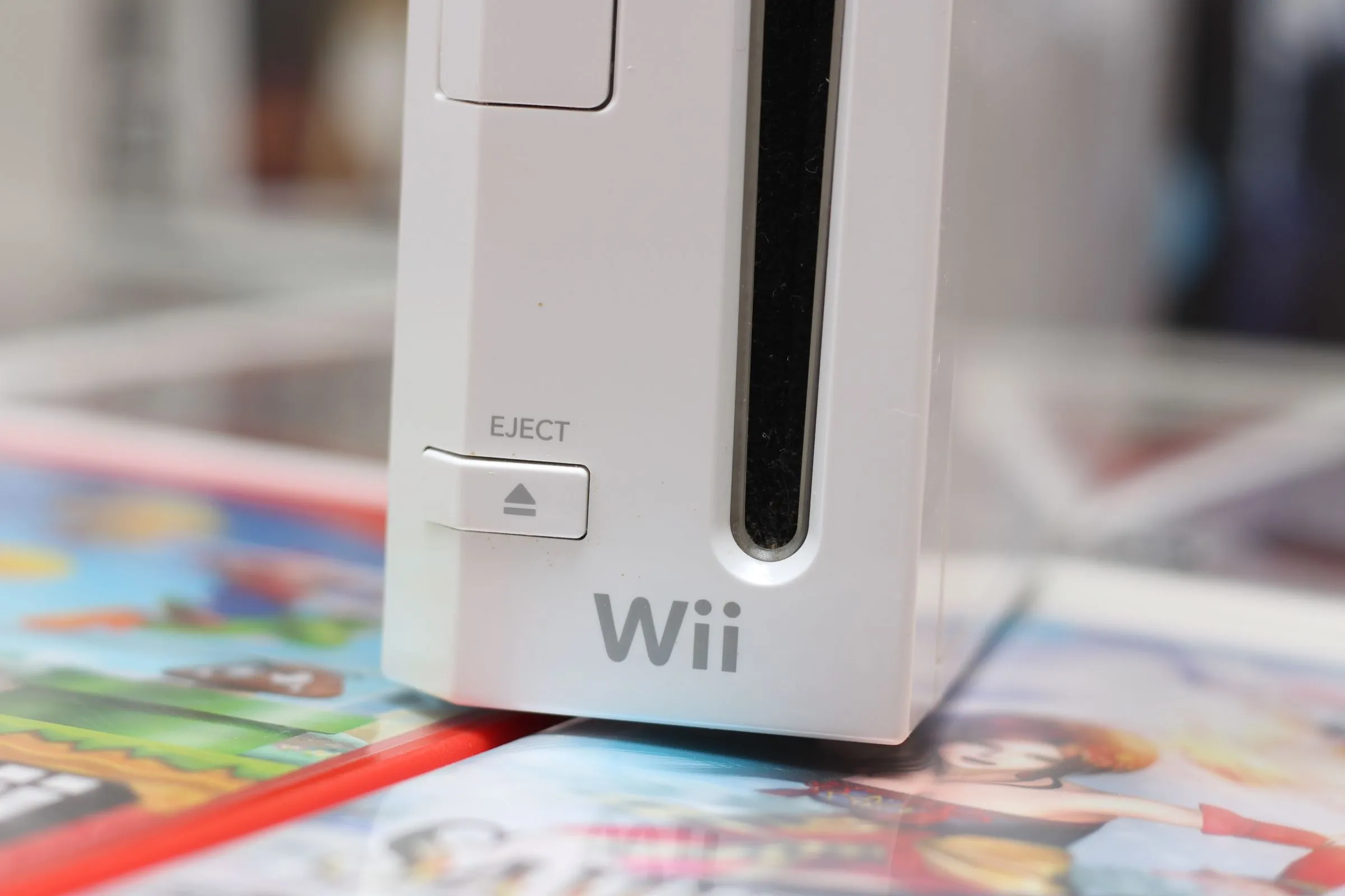 Một chiếc máy chơi game Nintendo Wii màu trắng, biểu tượng của thời kỳ vấn nạn shovelware tràn lan trên nền tảng trực tuyến của Nintendo.