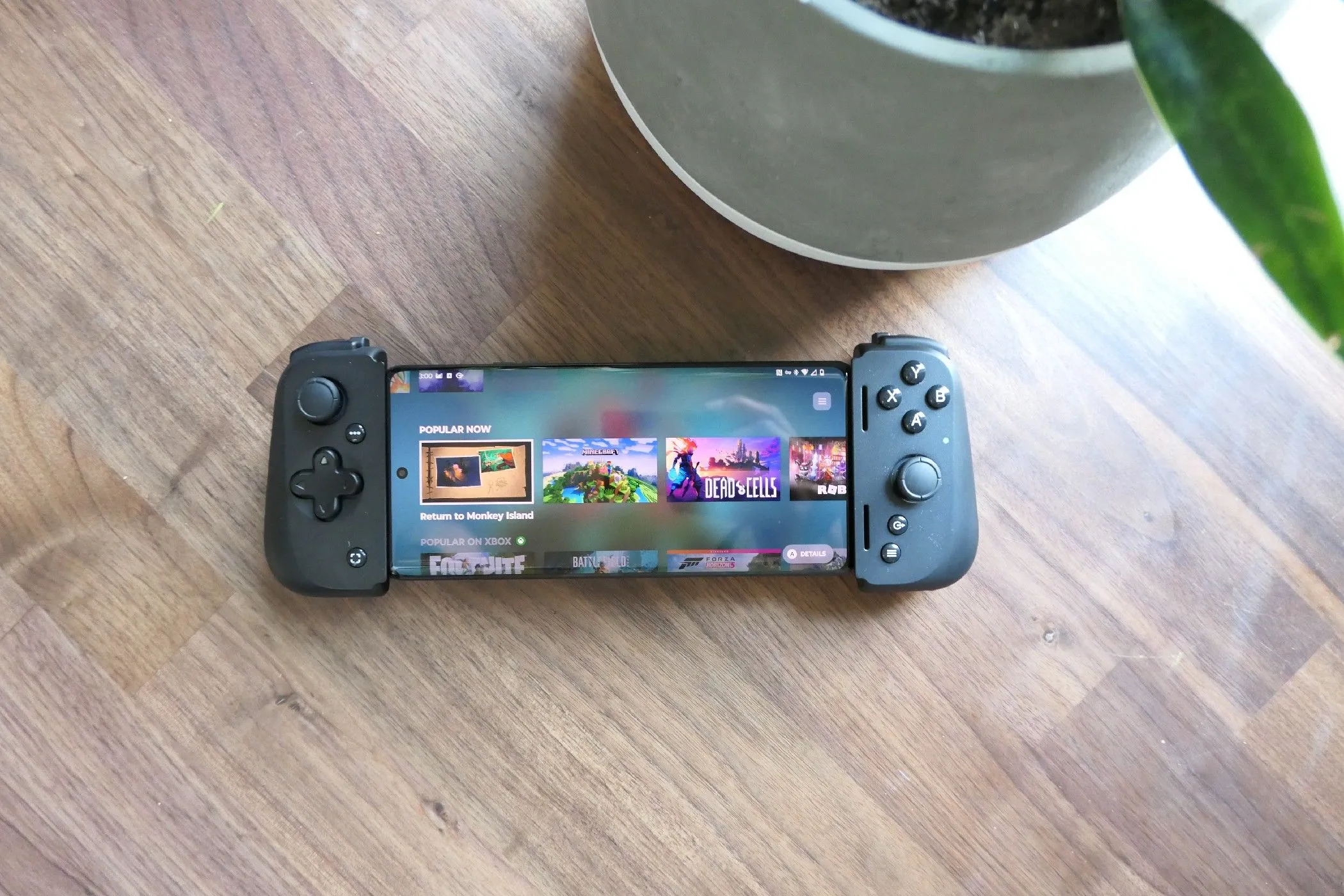 Một chiếc Motorola Edge+ gắn trong bộ điều khiển game Razer Kishi v2