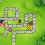 Một màn chơi trong Bloons TD 6, nơi những chú khỉ phòng thủ trước các đợt bóng bay màu sắc.