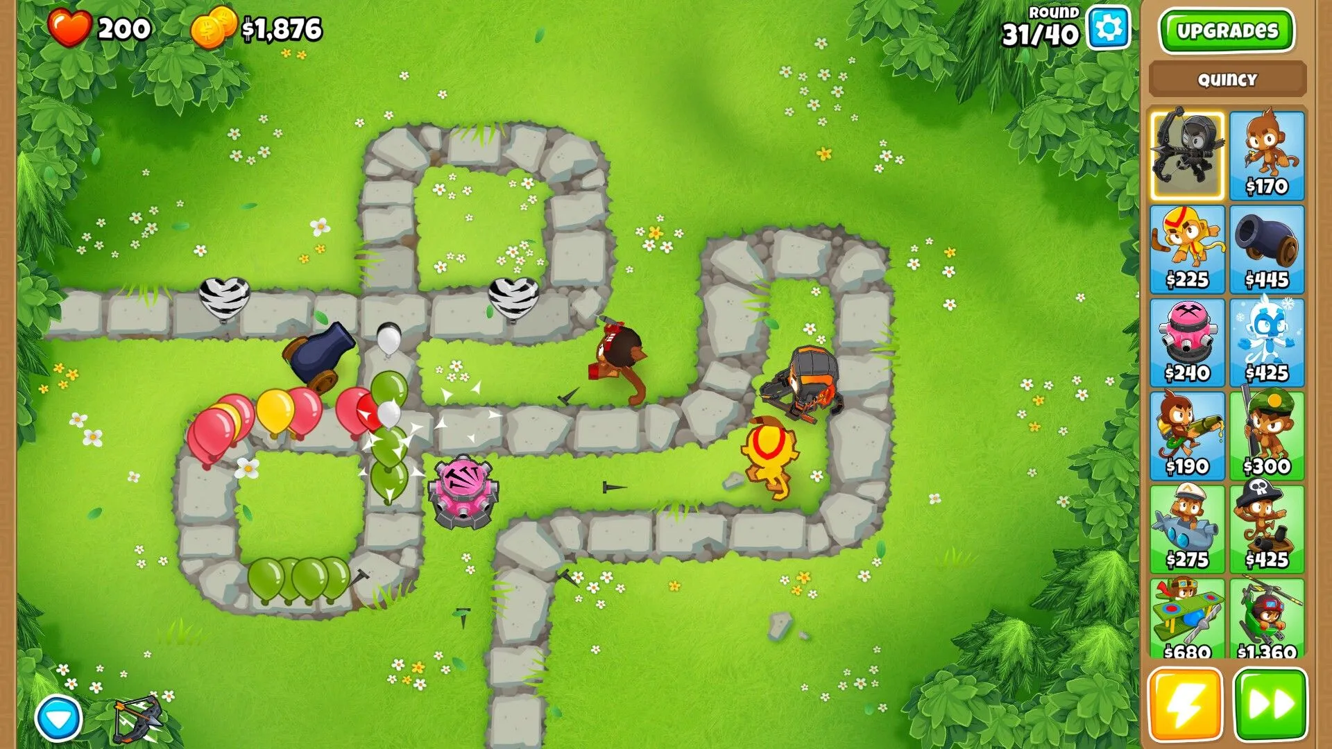 Một màn chơi trong Bloons TD 6, nơi những chú khỉ phòng thủ trước các đợt bóng bay màu sắc.