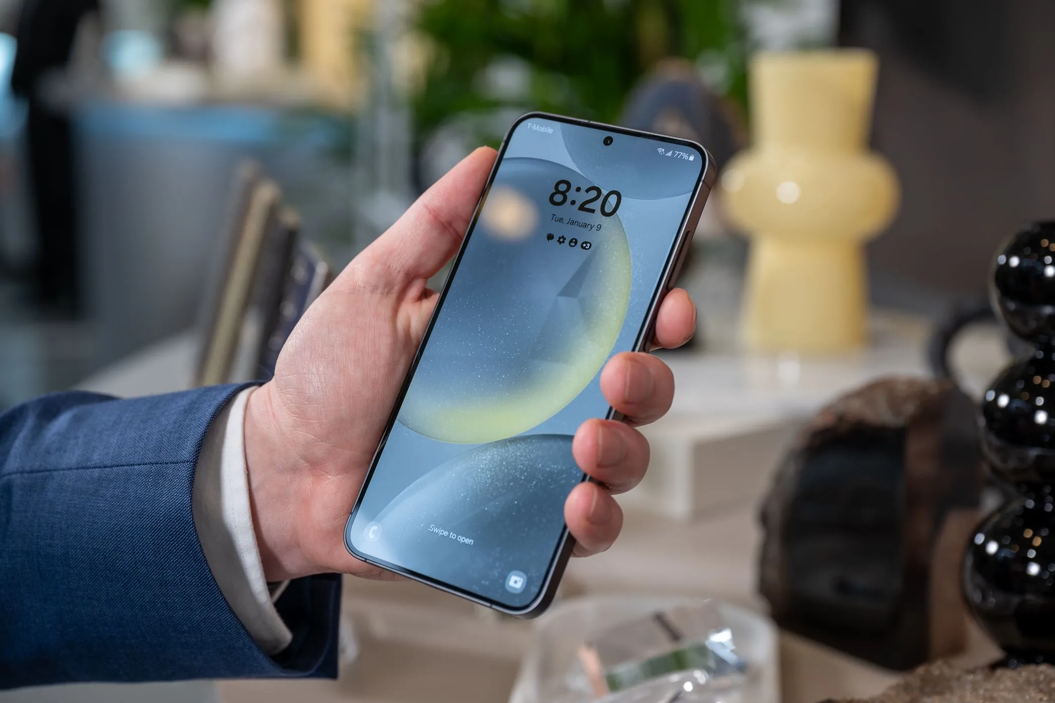 Một người đang cầm điện thoại Samsung Galaxy S24+ hiển thị màn hình khóa, minh họa cho việc kiểm tra thông tin và tình trạng thiết bị trước khi bán lại.