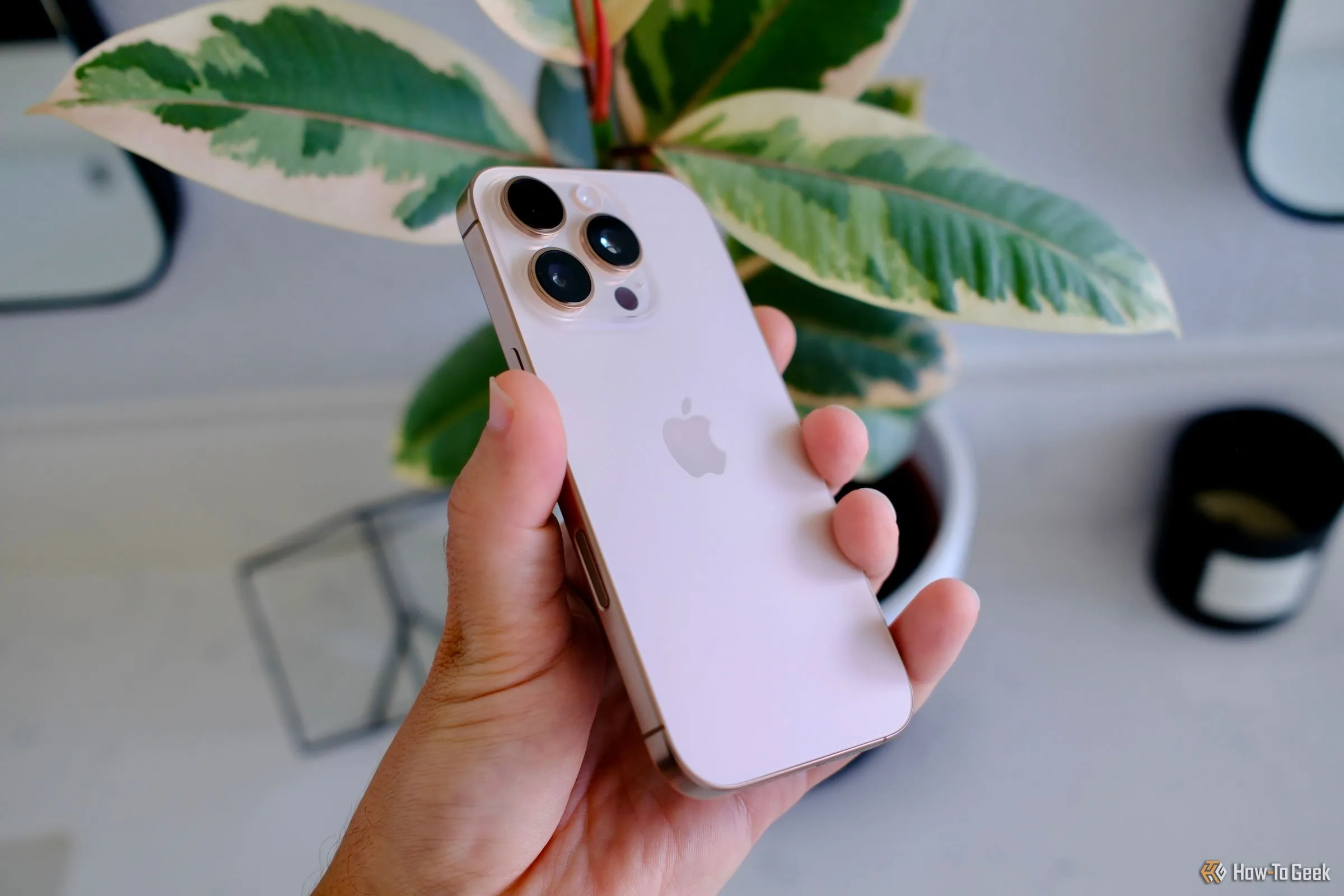 Một người đang sử dụng iPhone 16 Pro để quản lý các thói quen sức khỏe.
