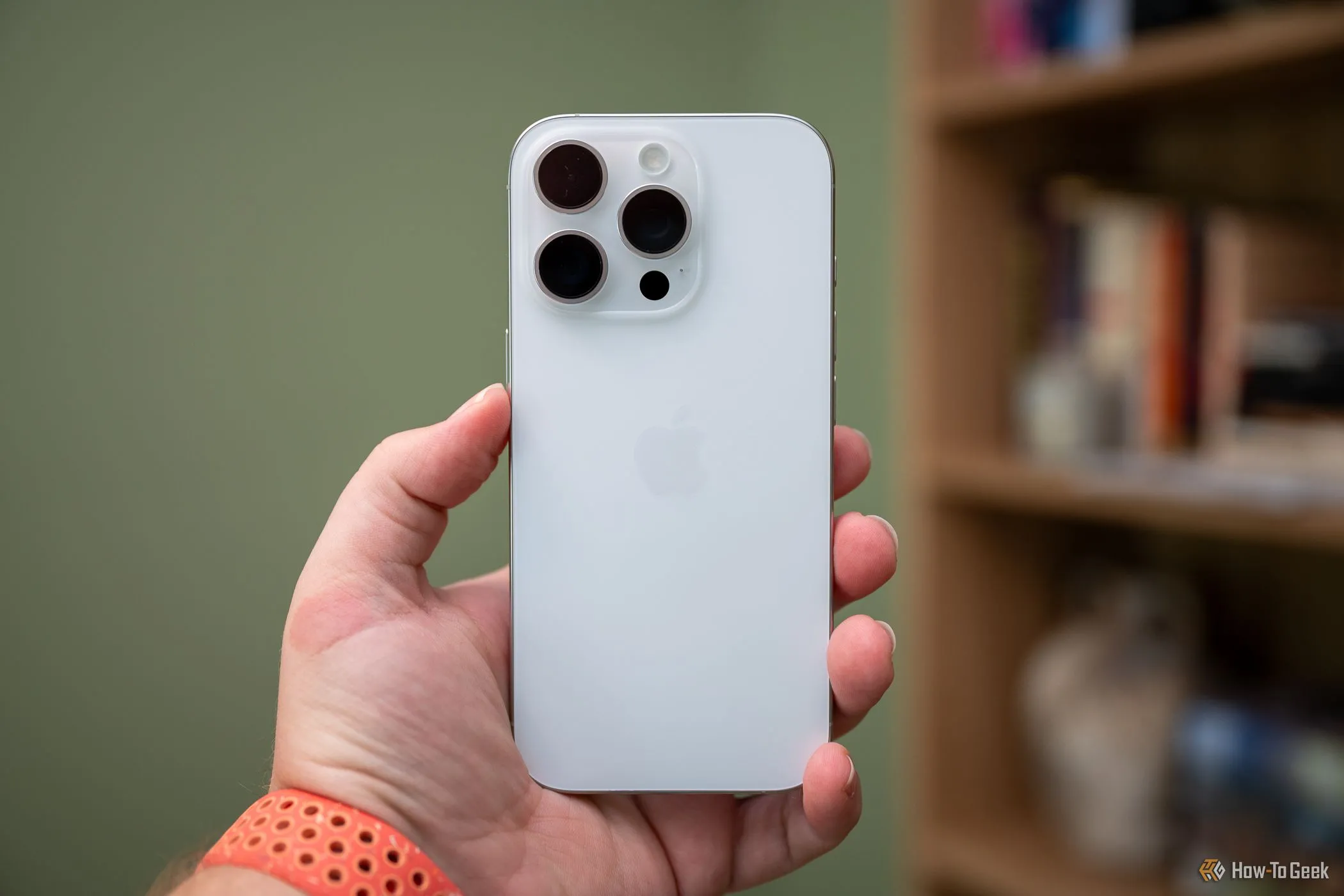 Người cầm iPhone 16 Pro