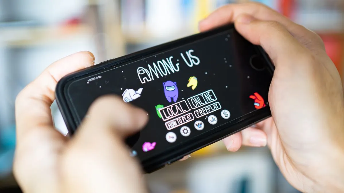 Người chơi trải nghiệm Among Us trên di động, thể hiện tiềm năng game co-op trên Apple Arcade.