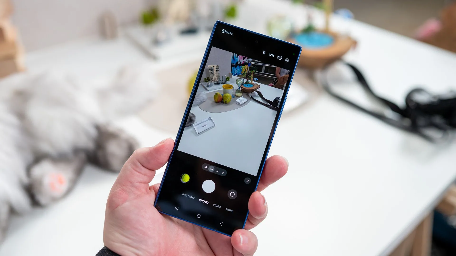 Người dùng cầm Samsung Galaxy Z Fold và sử dụng ứng dụng camera, minh họa hiệu suất khi chụp ảnh RAW