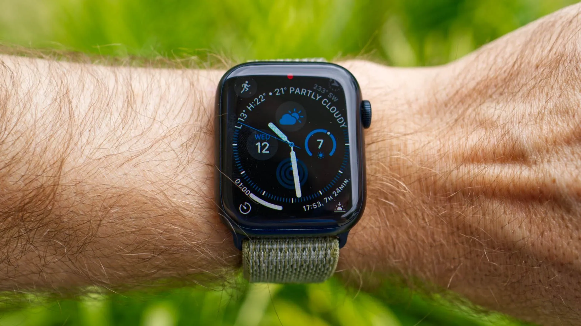 Người dùng đang đeo Apple Watch Series 8, thiết bị theo dõi hoạt động hiệu quả.