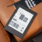 Người dùng đang đọc sách trên thiết bị Kindle hiển thị giao diện thư viện eBook