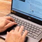 Người dùng đang gõ phím trên laptop Acer Chromebook Plus