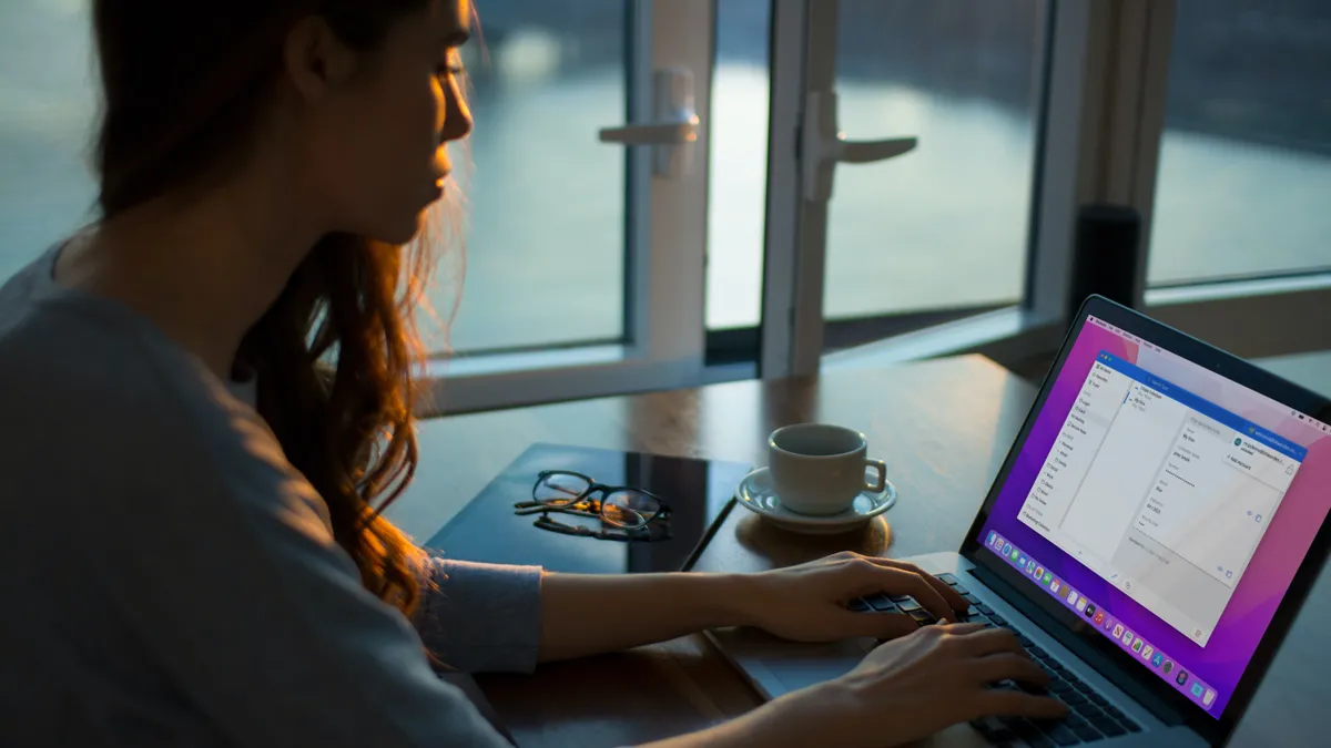 Người dùng đang sử dụng phần mềm quản lý mật khẩu Bitwarden trên laptop