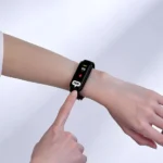 Người dùng sử dụng một ngón tay để đo huyết áp trên ASUS VivoWatch 6 AERO