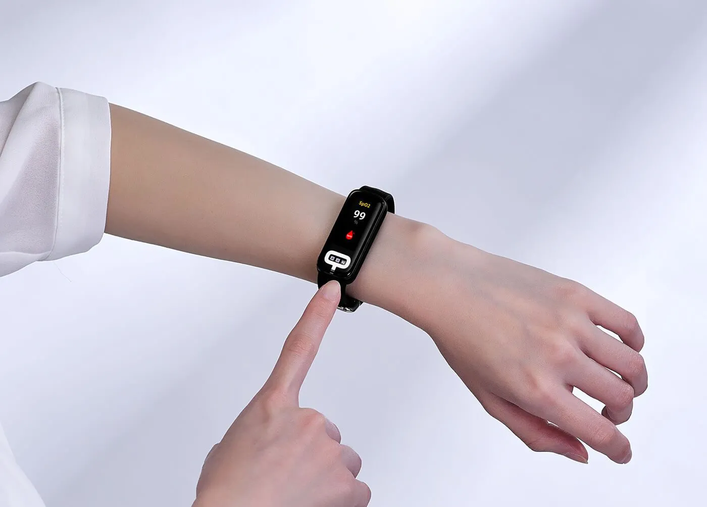 Người dùng sử dụng một ngón tay để đo huyết áp trên ASUS VivoWatch 6 AERO