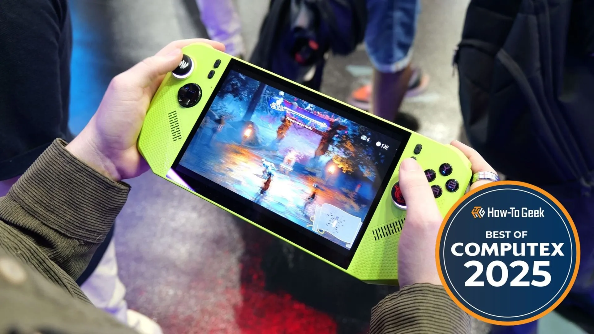 Người dùng trải nghiệm máy chơi game cầm tay MSI Claw A8 mới tại Computex 2025