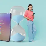 Người phụ nữ thư giãn sử dụng điện thoại thông minh với giao diện tối giản, tập trung vào trải nghiệm bình yên