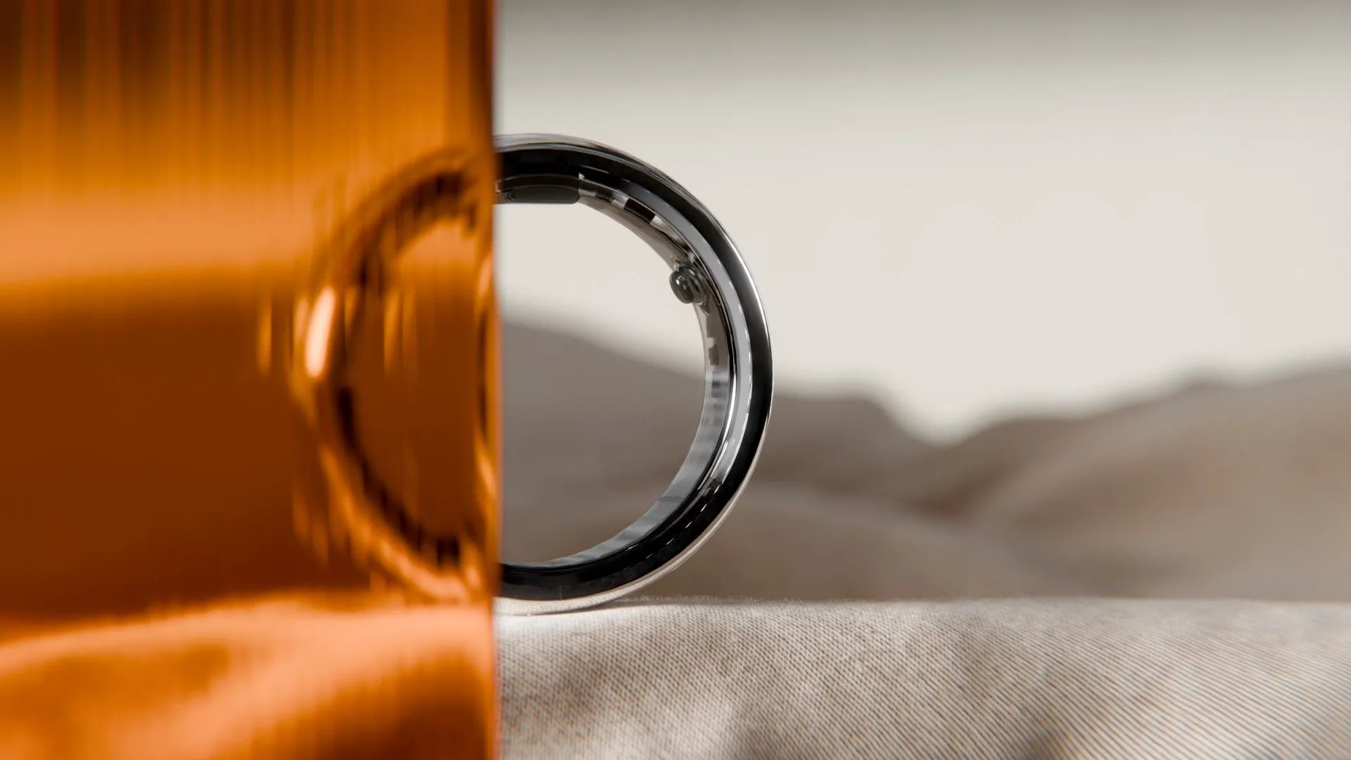 Nhẫn thông minh Circular Ring 2 màu đen trên ngón tay