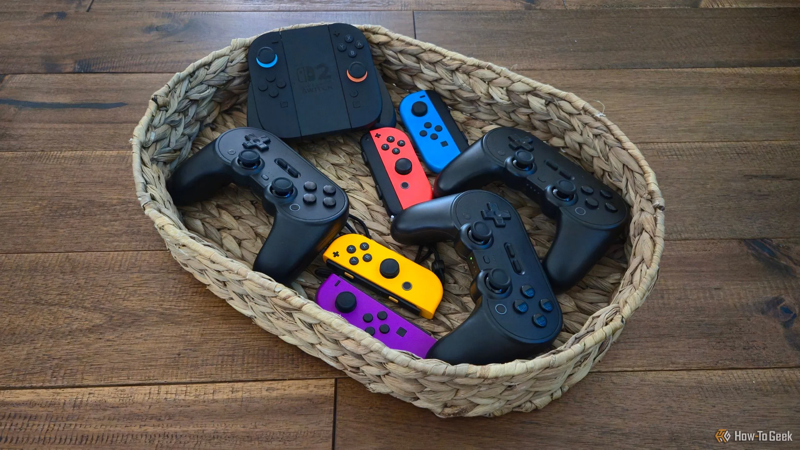Nhiều tay cầm Joy-Con và 8BitDo Pro 2 trong giỏ