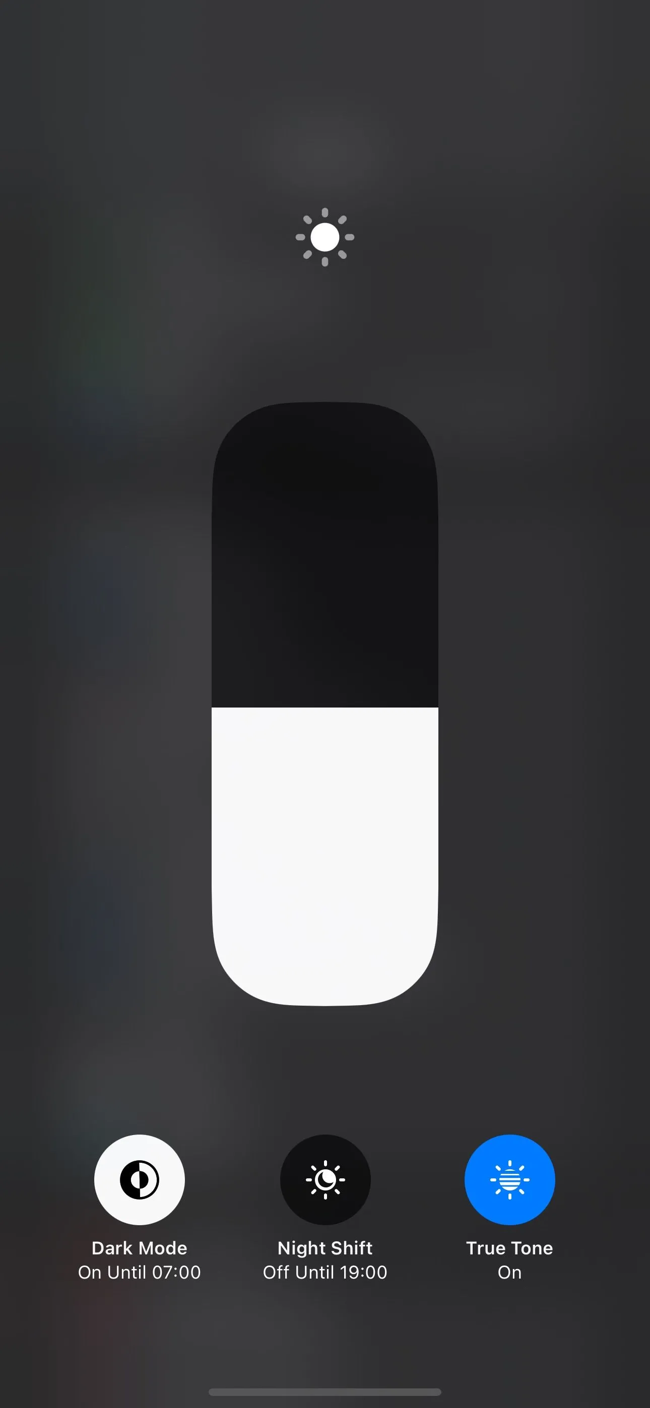 Nút bật Chế độ Tối (Dark Mode) trong Trung tâm điều khiển trên iPhone.