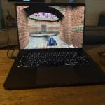Quake chạy trên MacBook Pro thông qua source port vkQuake, hiển thị giao diện game FPS góc nhìn thứ nhất.