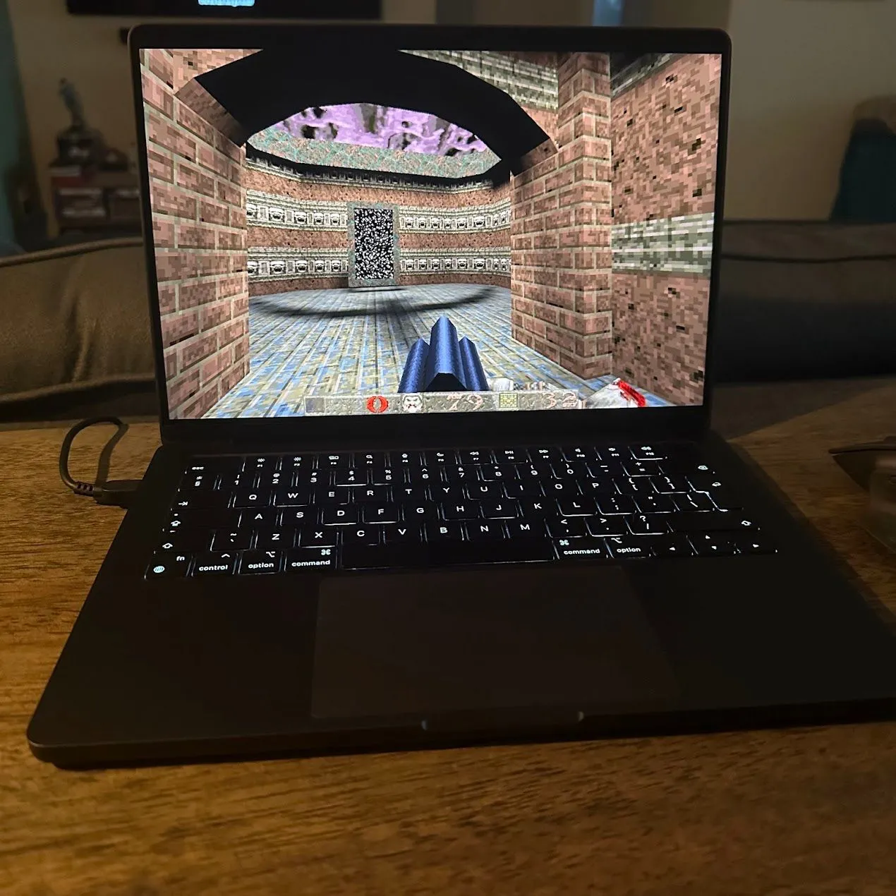 Quake chạy trên MacBook Pro thông qua source port vkQuake, hiển thị giao diện game FPS góc nhìn thứ nhất.