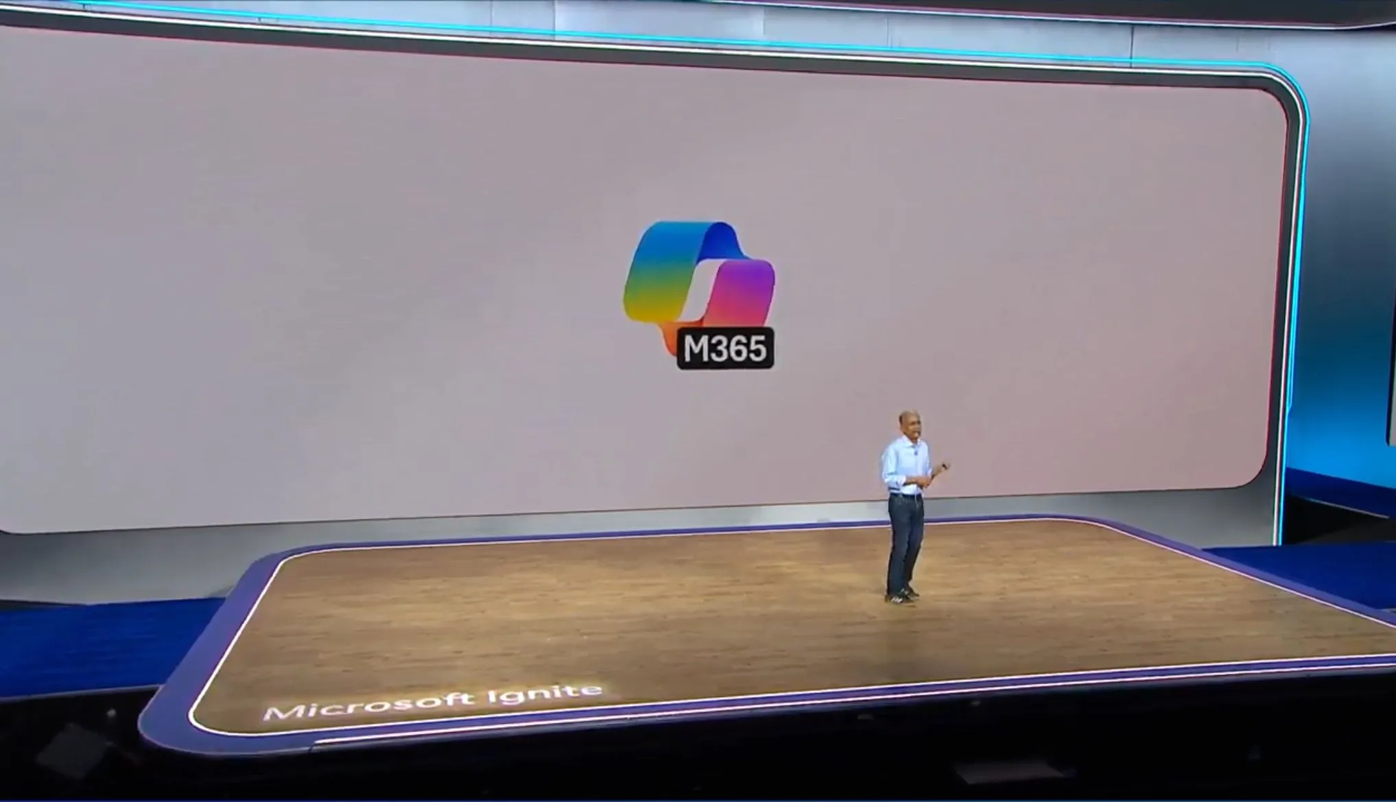 Rajesh Jha giới thiệu biểu tượng Copilot AI mới của Microsoft 365 tại sự kiện Ignite 2024.