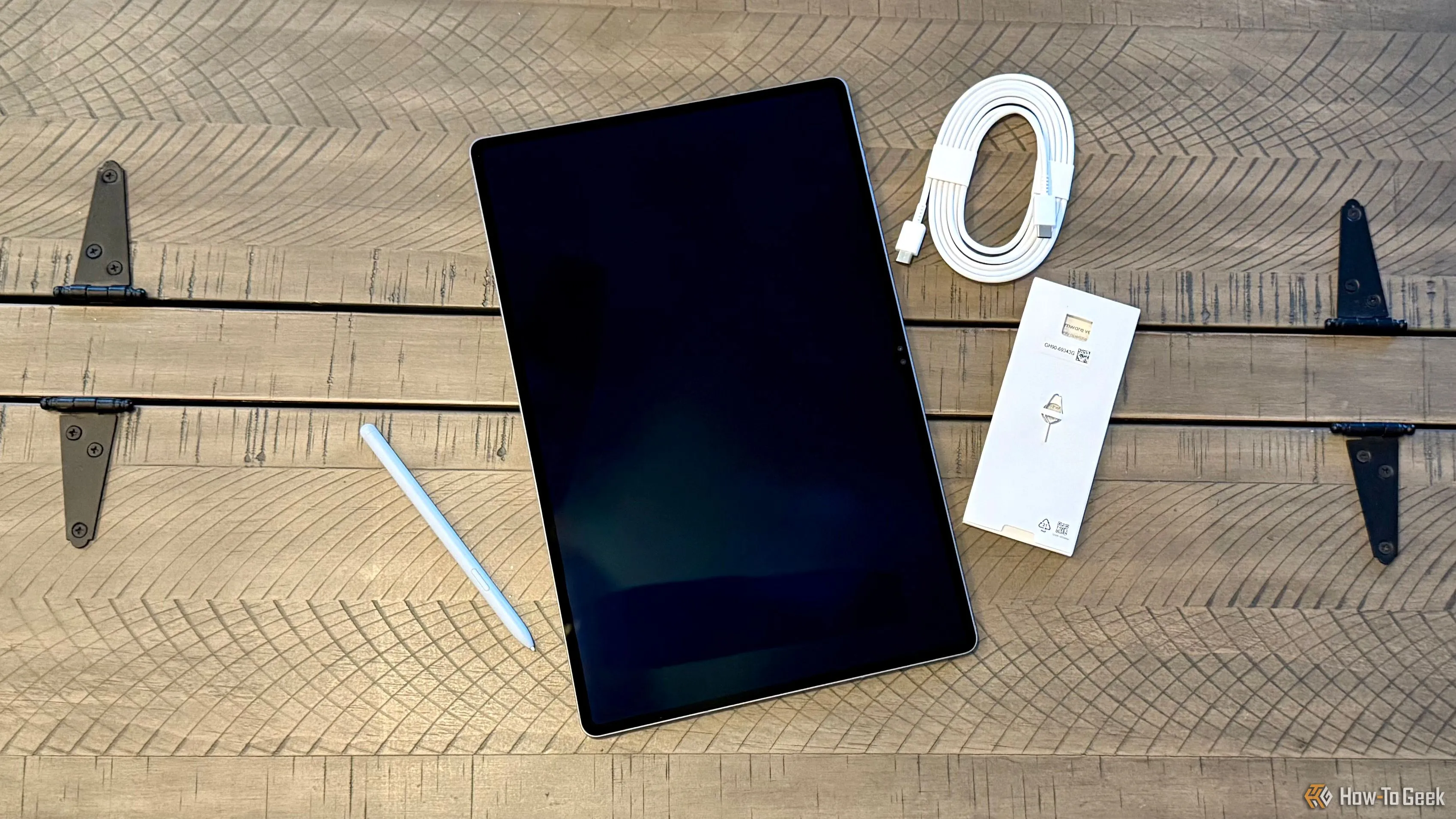 Samsung Galaxy Tab S10 Ultra cùng các phụ kiện đi kèm trên bàn
