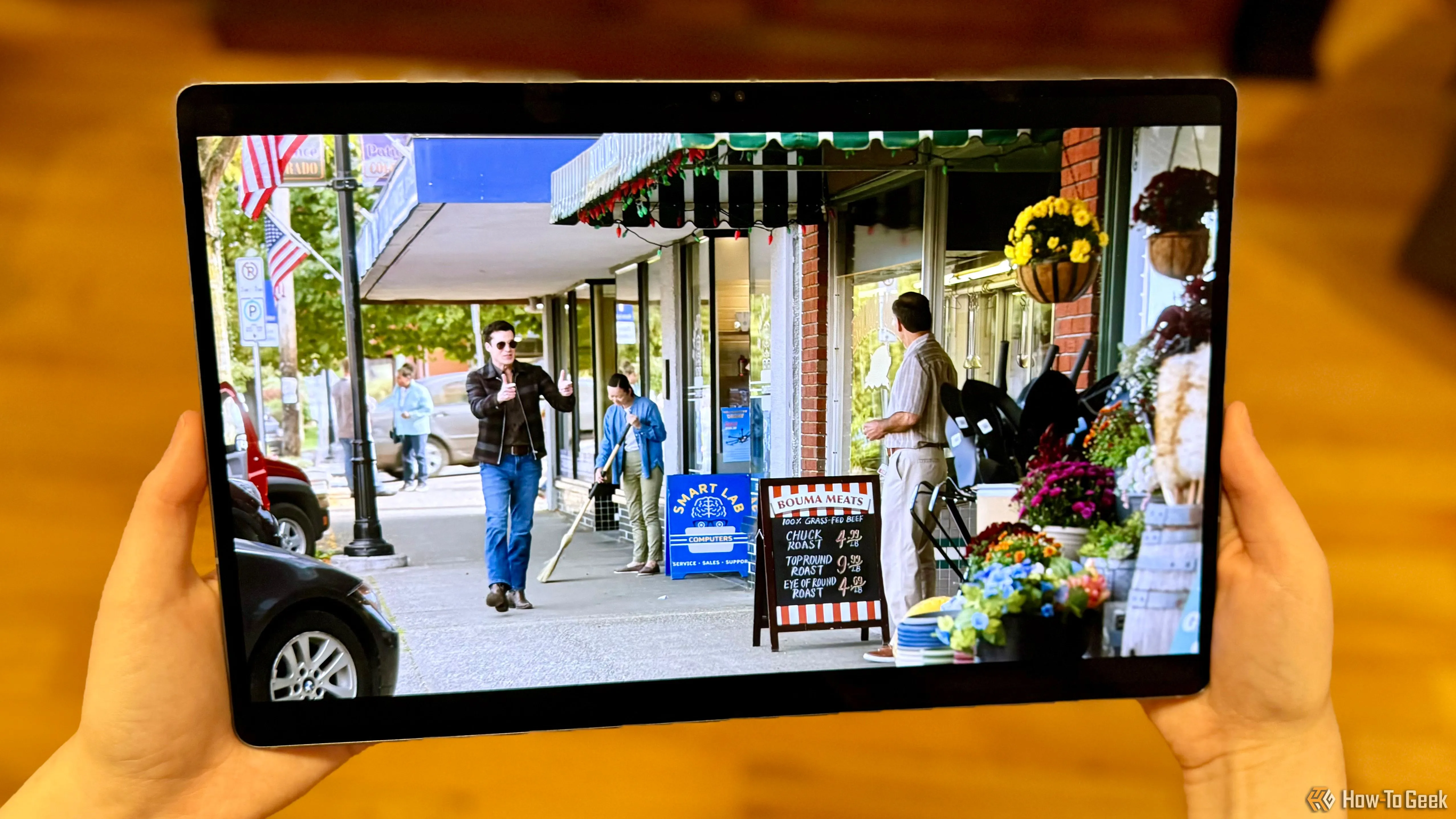 Samsung Galaxy Tab S10 Ultra hiển thị bộ phim Resident Alien trên Netflix