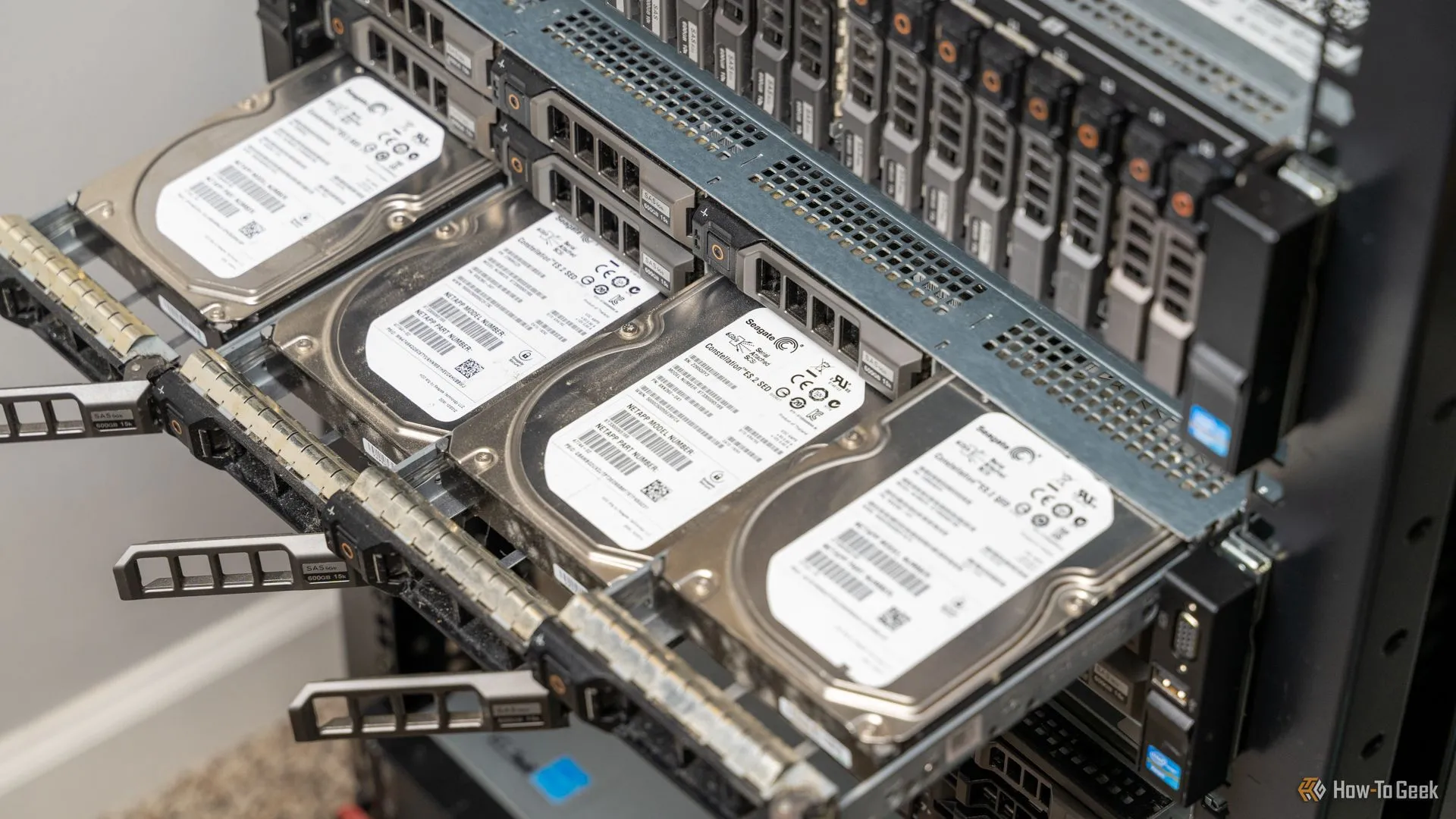 Server homelab với các ổ cứng, minh họa cho việc tự host website cá nhân