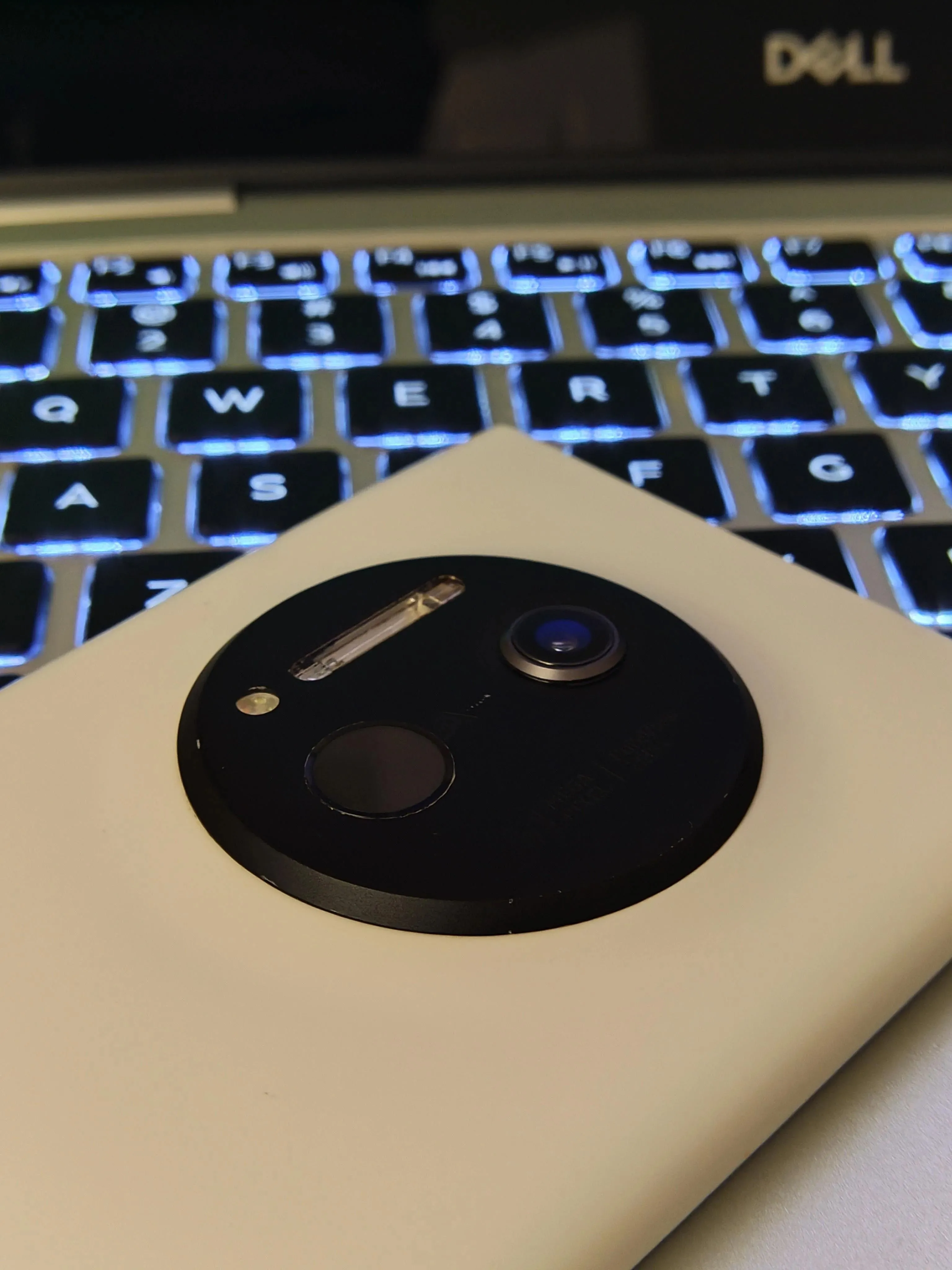 So sánh kích thước và thiết kế mặt trước của iPhone độ vỏ Lumia và một chiếc iPhone khác